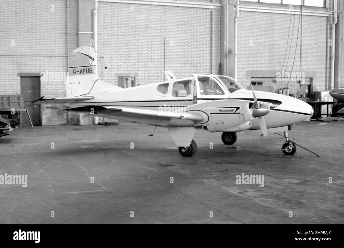 Beech B95 Travel Air G-APUB (msn TD-240), a Cranfield nell'agosto 1963. Foto Stock