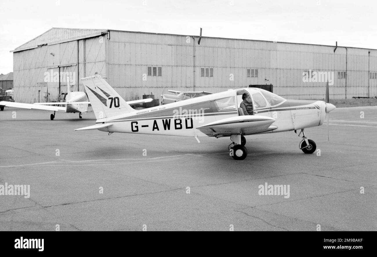 Piper PA-28-140 Cherokee G-AWBD (msn 28-24241), presso l'aeroporto Blackpool-Squire's Gate nel luglio 1972. Foto Stock