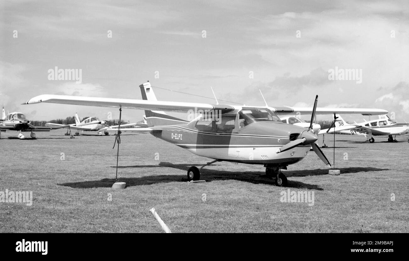 Cessna 210L Centurion D-ELPZ (msn 21059633), all'aeroporto di Jersey nel maggio 1974. Foto Stock