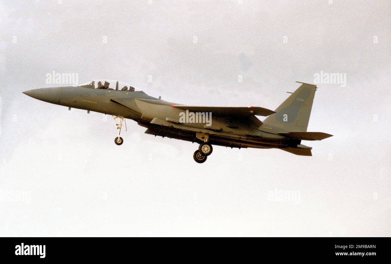 Royal Saudi Air Force - McDonnell Douglas F-15S-58-MC Strike Eagle 93-0905 / 5526 (MSN 1328/SA054, reserialed a 614), in avvicinamento a RAF Lakenheath circa febbraio 1999. Foto Stock