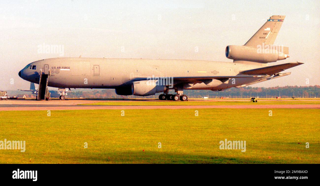 United States Air Force - McDonnell Douglas KC-10A Extender 79-0434 (MSN 48201/333) il secondo KC-10A e il primo ad essere consegnato all'USAF, presso la RAF Mildenhall nel novembre 1998. Foto Stock