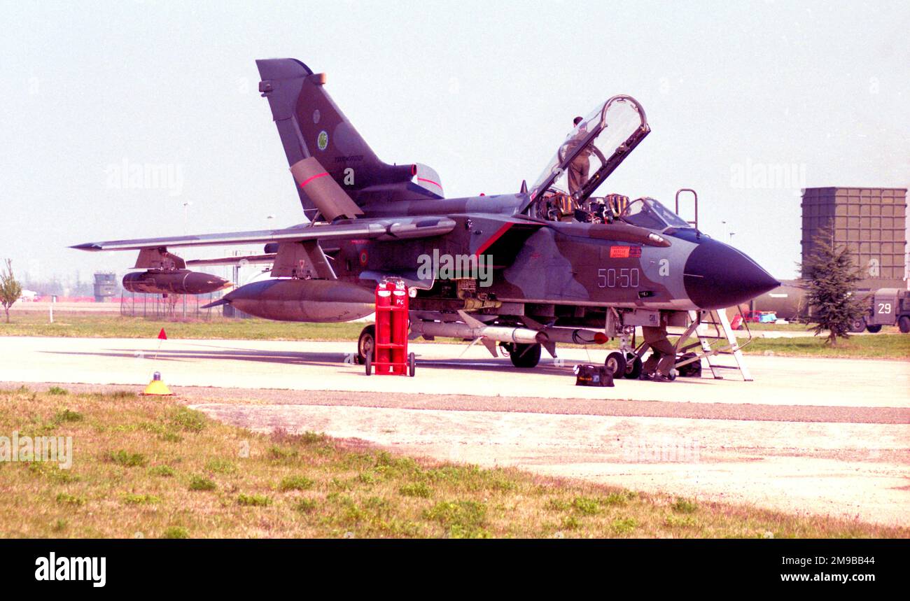 Aeronautica Militaire Italiano - Panavia Tornado ECR MM7034 / 50-50 (msn 315/ECR../5043), di 155 Gruppo / 50 Stormo, presso la base aeronautica di Ghedi - LIPL, Italia, il 31 marzo 1998. (Aeronautica militare Italiano - Aeronautica militare Italiana). Foto Stock