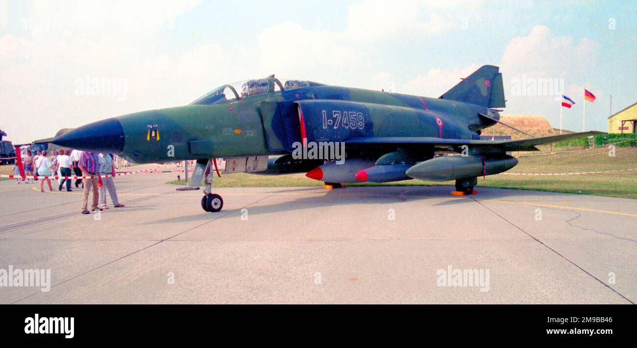 Turk Hava Kuvvetleri - McDonnell Douglas RF-4E-44-MC Phantom II 69-7459 (msn 3993), del 113 filo, alla base aerea di Nordholz per un'esibizione aerea il 18 agosto 1996. (Turk Hava Kuvvetleri - Aeronautica militare turca). Foto Stock