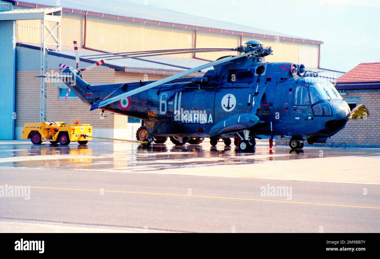 Aviazione Navale - Sikorsky SH-3D Sea King MM5014N / 6-11 (msn 6018), con lavaggio alla base aerea navale di Luni il 31 marzo 1998. (Aviazione Navale - Aviazione Marina Italiana) Foto Stock