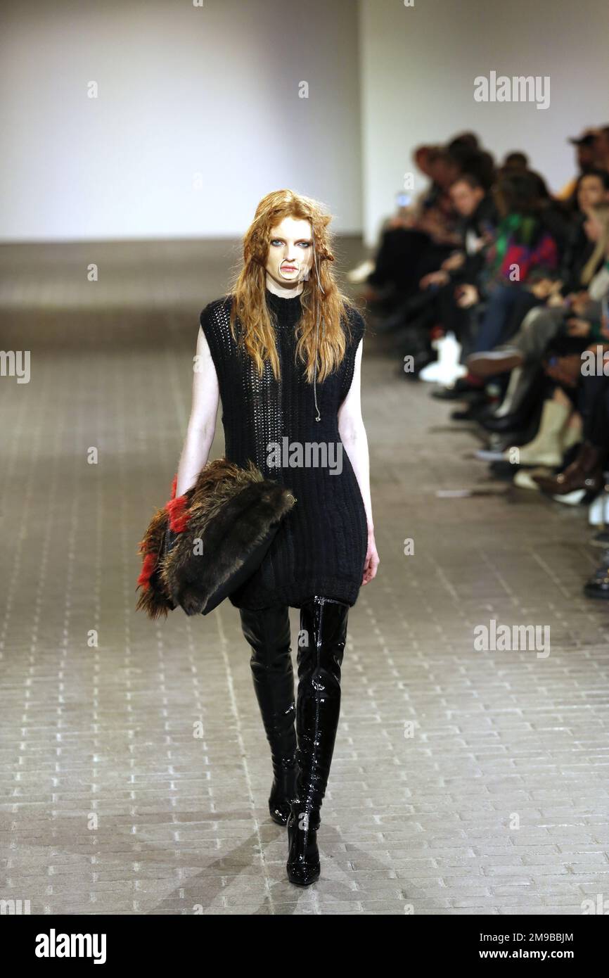 Germania, Berlino, 01/17/2023. Collezioni Danny Reinke alla Berlin Fashion Week 2023 al Moabiter „bolle Festsälen“ di Berlino. La foto mostra i modelli con la collezione di Danny Reinke. Foto Stock