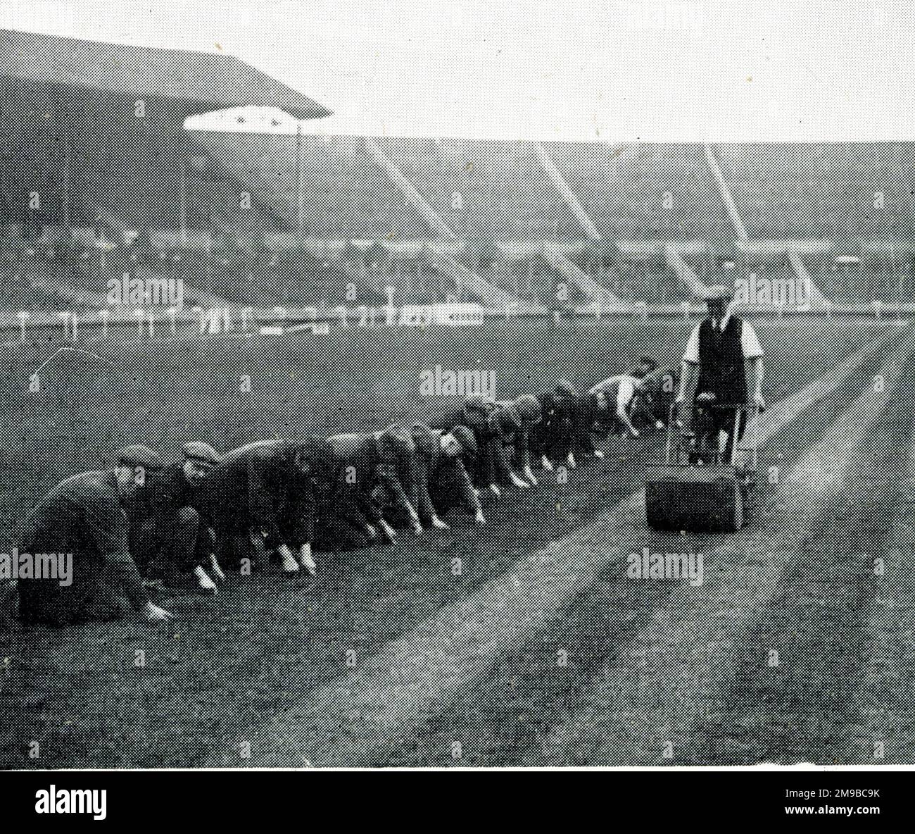 Falciatura e diserbamento del campo dello stadio di Wembley prima della finale della fa Cup Foto Stock