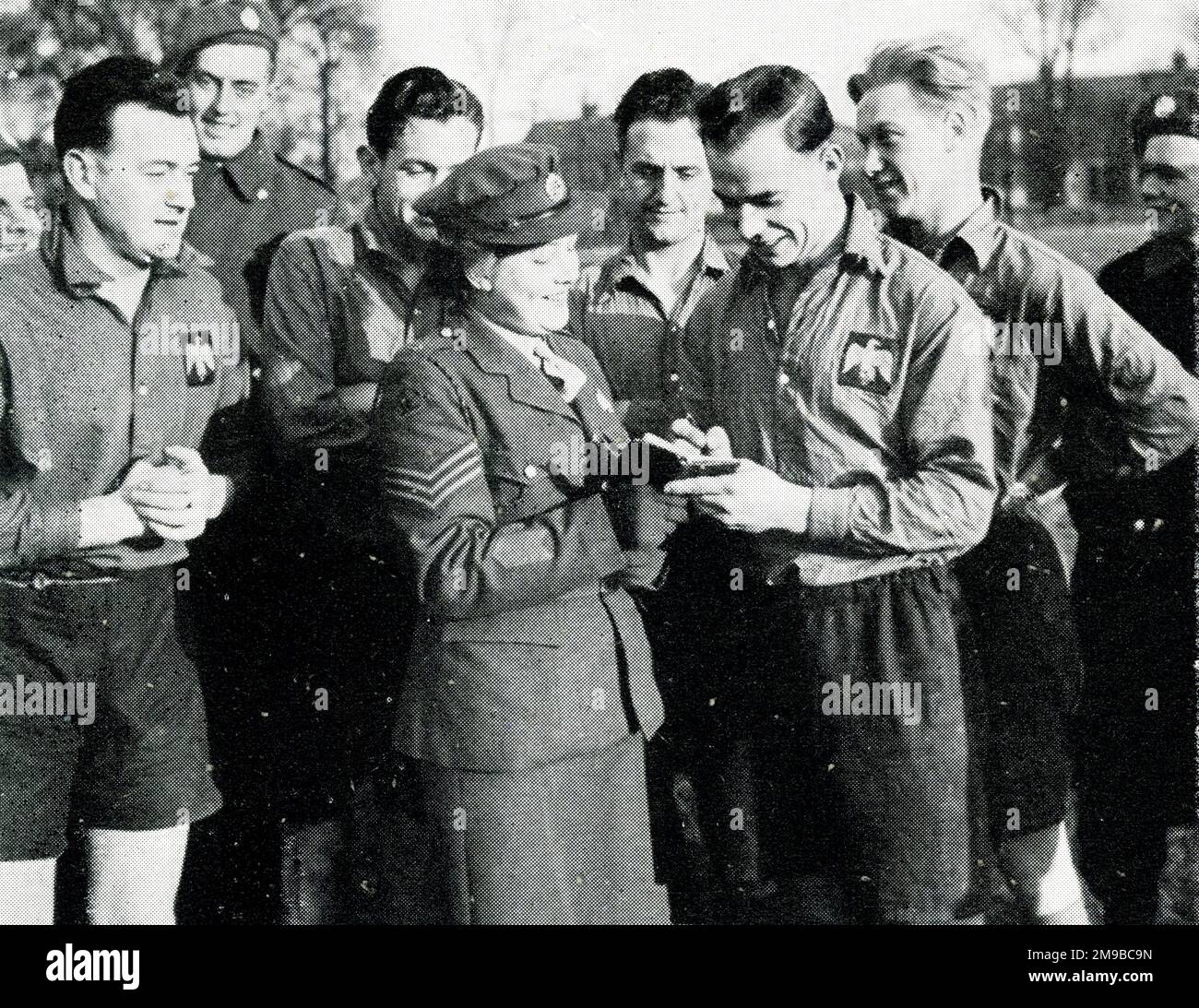 T Woodgate, firmando autografo, con i compagni di calciatori R Dunn, A Banner, R carter, J Wood - tutti hanno aderito Anti-Aircraft Command Foto Stock