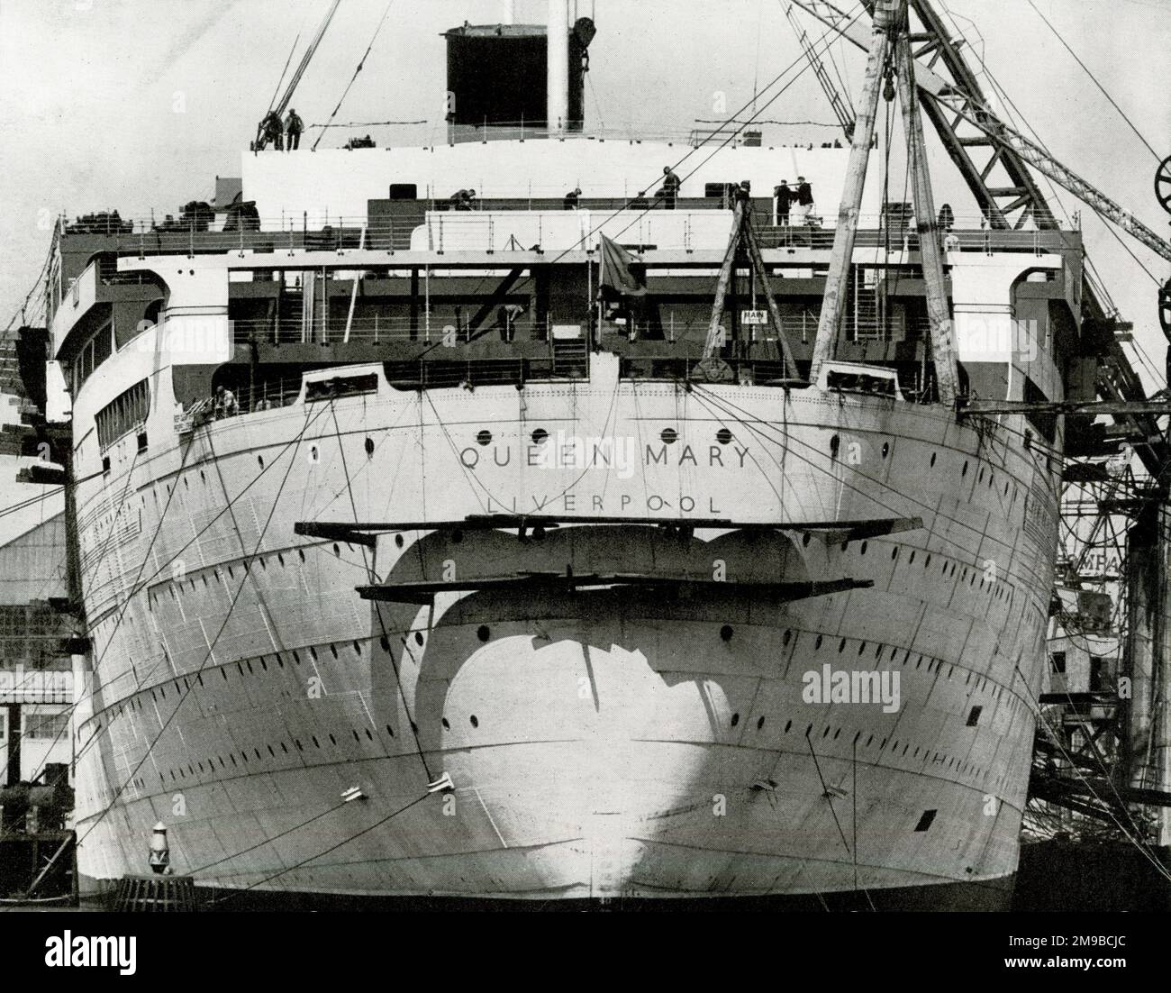 Dipingendo il nome su RMS Queen Mary Foto Stock