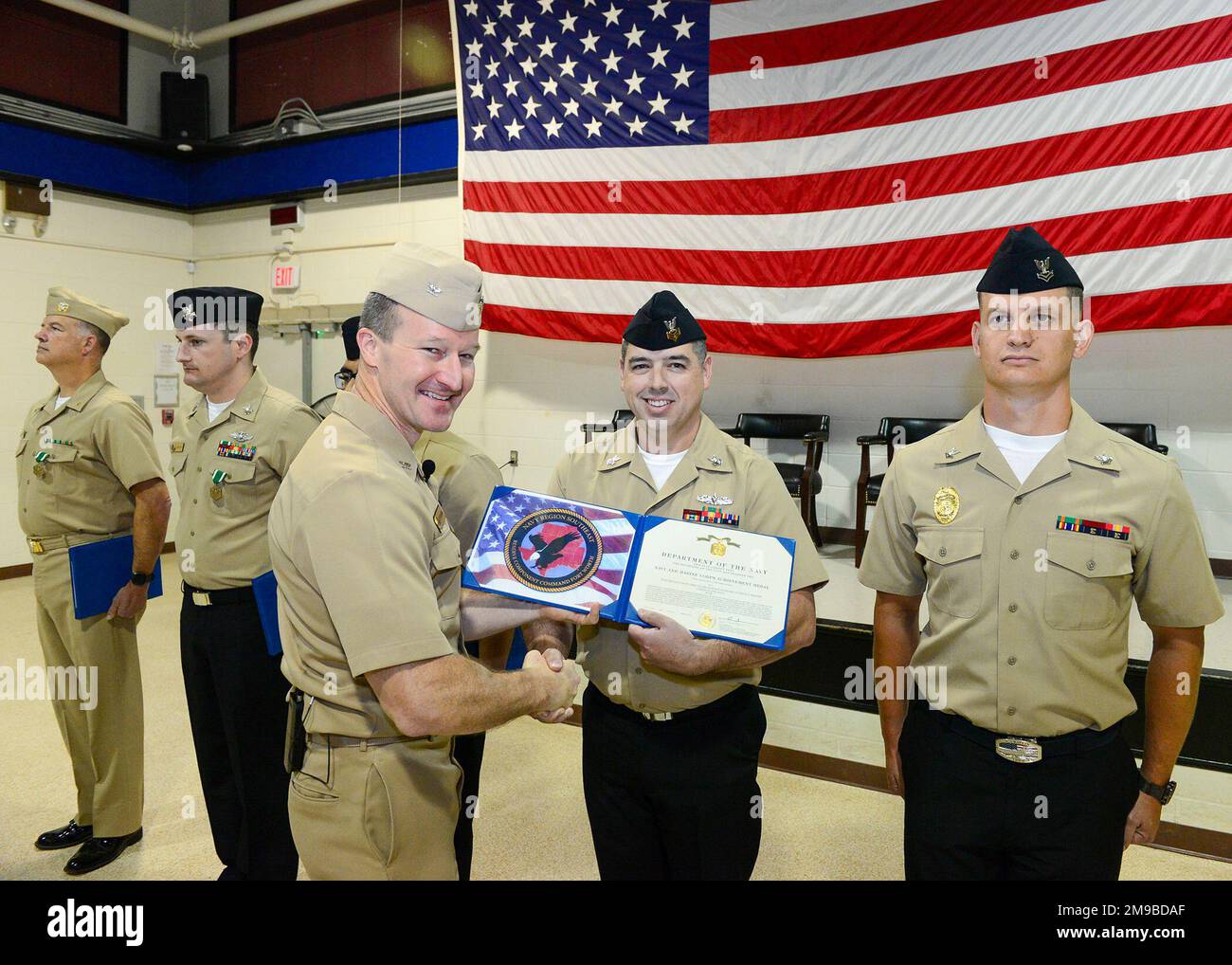 SHREVEPORT, Louisiana (15 maggio 2022) - il comando di preparazione e mobilitazione della Regione della Riserva della Marina il comandante di Fort Worth, il capitano Mark Hofmann, presenta la Medaglia al conseguimento del corpo della Marina e della Marina al compagno di classe 1st dell'elettricista Patrick Martin. Martin è uno dei cinque marinai Shreveport del Navy Reserve Center coinvolti nel salvare la vita del loro compagno di nave in difficoltà, che ha subito un arresto cardiaco subito dopo aver eseguito il test di prontezza fisica della Marina. Foto Stock