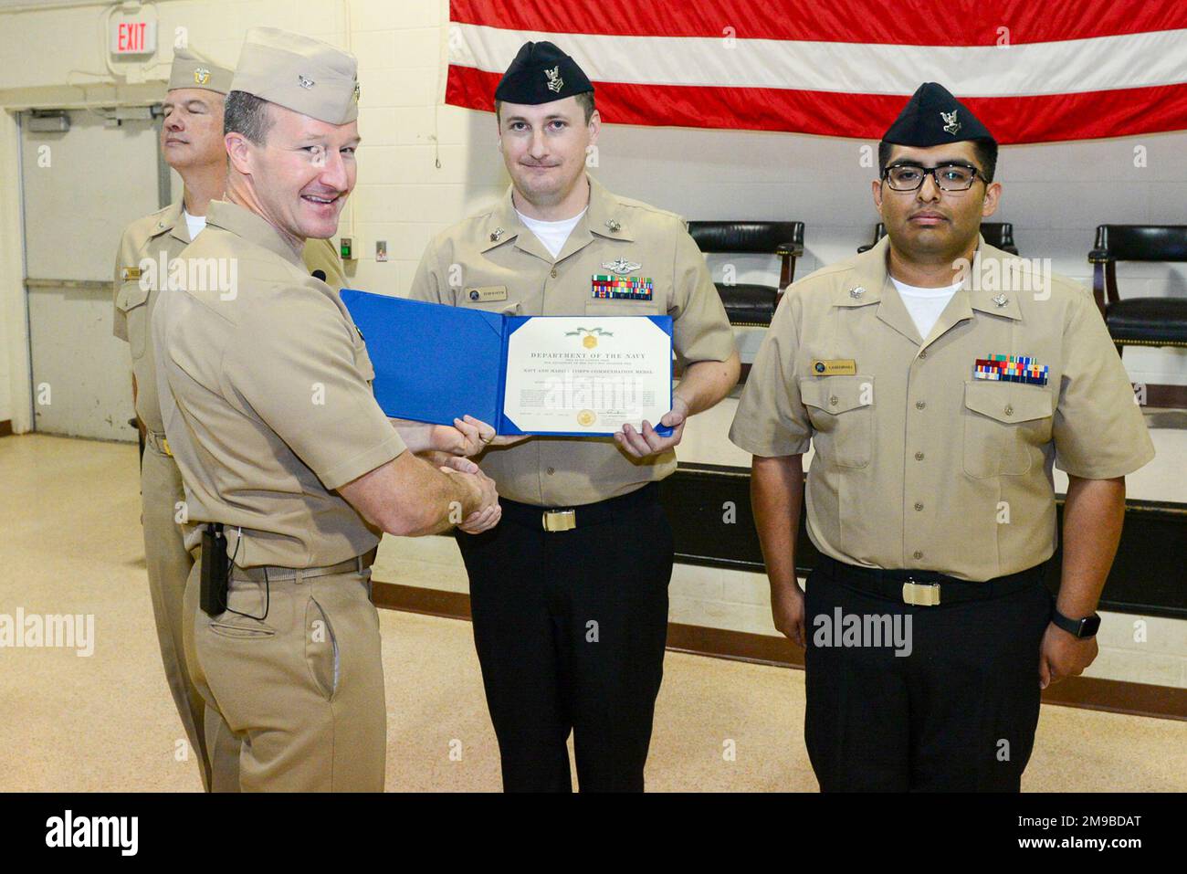 SHREVEPORT, Louisiana (15 maggio 2022) - Navy Reserve Region Readiness and Mobilization Command Fort Worth Commander Capt. Mark Hofmann presenta la Medaglia della Comendazione della Marina all'Ospedale Corpsman 1st Classe Ferd Slocum. Slocum è uno dei cinque marinai Shreveport del Navy Reserve Center coinvolti nel salvare la vita del loro compagno di nave in difficoltà, che ha subito un arresto cardiaco subito dopo aver eseguito il test di prontezza fisica della Marina. Foto Stock