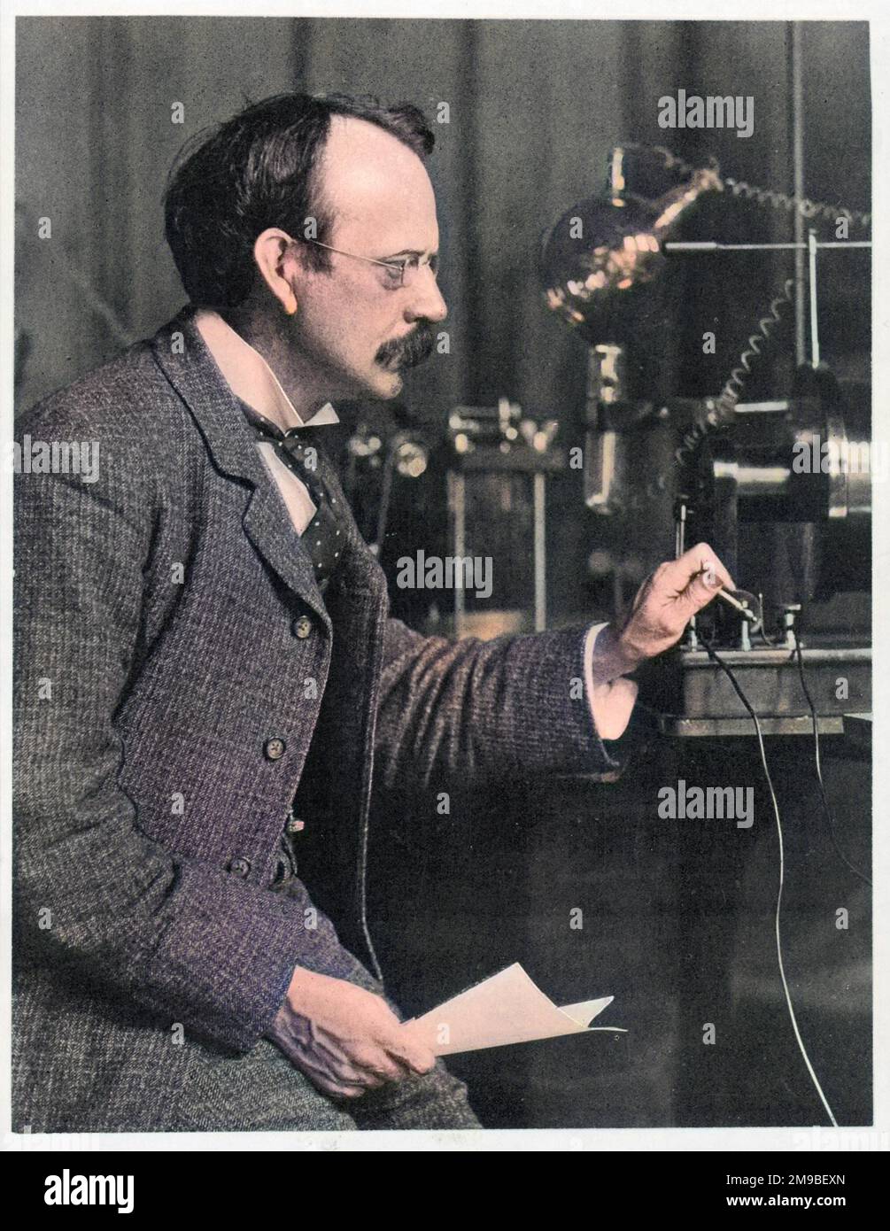 Joseph John Thomson (1856 - 1940) fisico, che lavora al laboratorio di Cavendish, Cambridge, circa 1904 Foto Stock