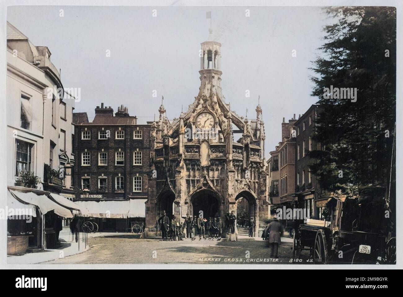 La Croce del mercato a Chichester, Sussex occidentale, a 1,30pm : un poliziotto utile sta tenendo indietro i pedoni mentre il Signore prende la sua foto. Foto Stock