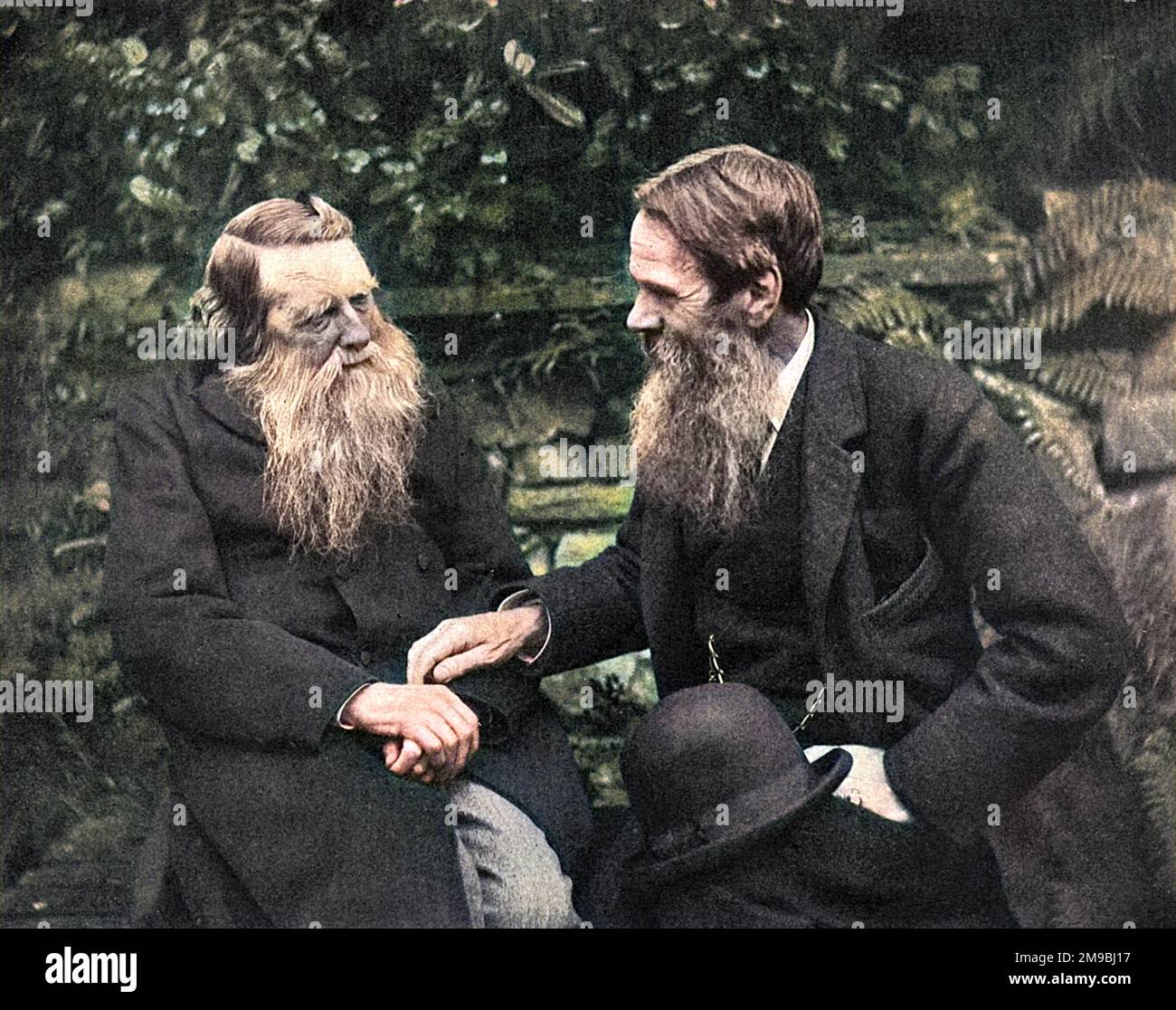 WILLIAM HOLMAN, artista DI CACCIA, parlando con John Ruskin (a sinistra) nel giardino della casa di Ruskin a Coniston nel Lake District. Foto Stock