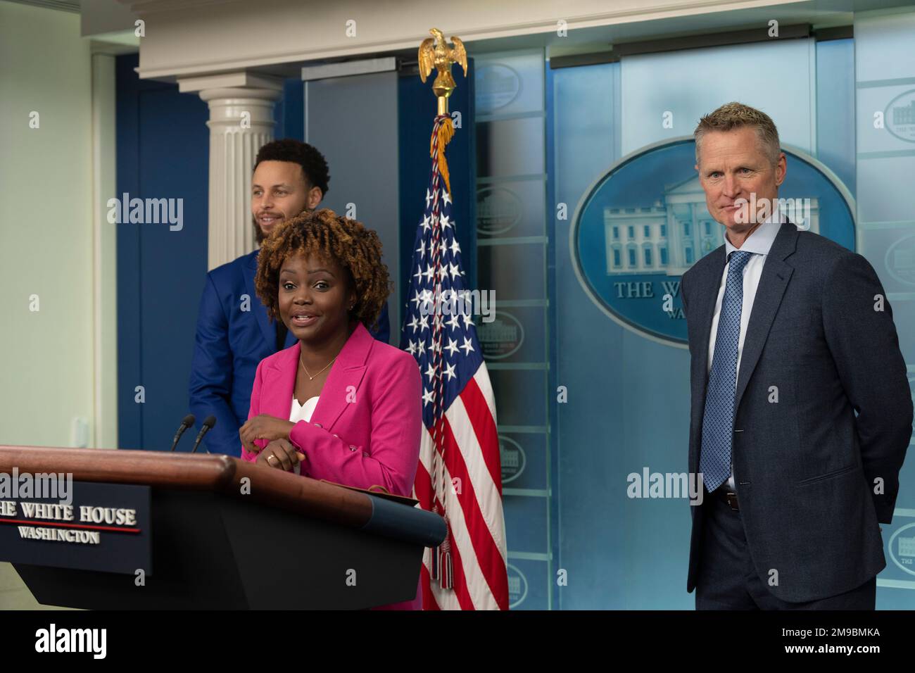 Il capo allenatore dei Guerrieri dello Stato d'Oro Steve Kerr, a destra, e la guardia di punta Stephen Curry, a sinistra, sono presentati dal segretario della Stampa della Casa Bianca Karine Jean-Pierre, al centro, prima di fare dichiarazioni durante il briefing quotidiano alla Casa Bianca a Washington, DC, martedì 17 gennaio 2023. Credit: Chris Kleponis/CNP /MediaPunch Foto Stock