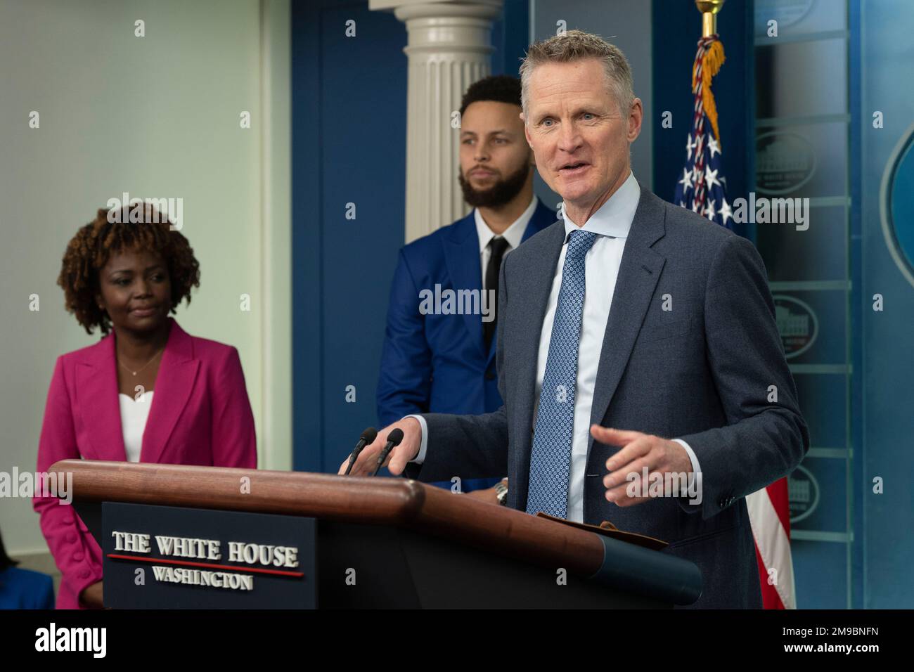 L'allenatore capo dei guerrieri dello Stato d'Oro Steve Kerr, a destra, fa una dichiarazione come guardia di punto Stephen Curry, centro, e il Segretario della Stampa della Casa Bianca Karine Jean-Pierre, a sinistra, guarda sopra durante il briefing quotidiano alla Casa Bianca a Washington, DC, martedì 17 gennaio 2023.Credit: Chris Kleponis/CNP /MediaPunch Foto Stock