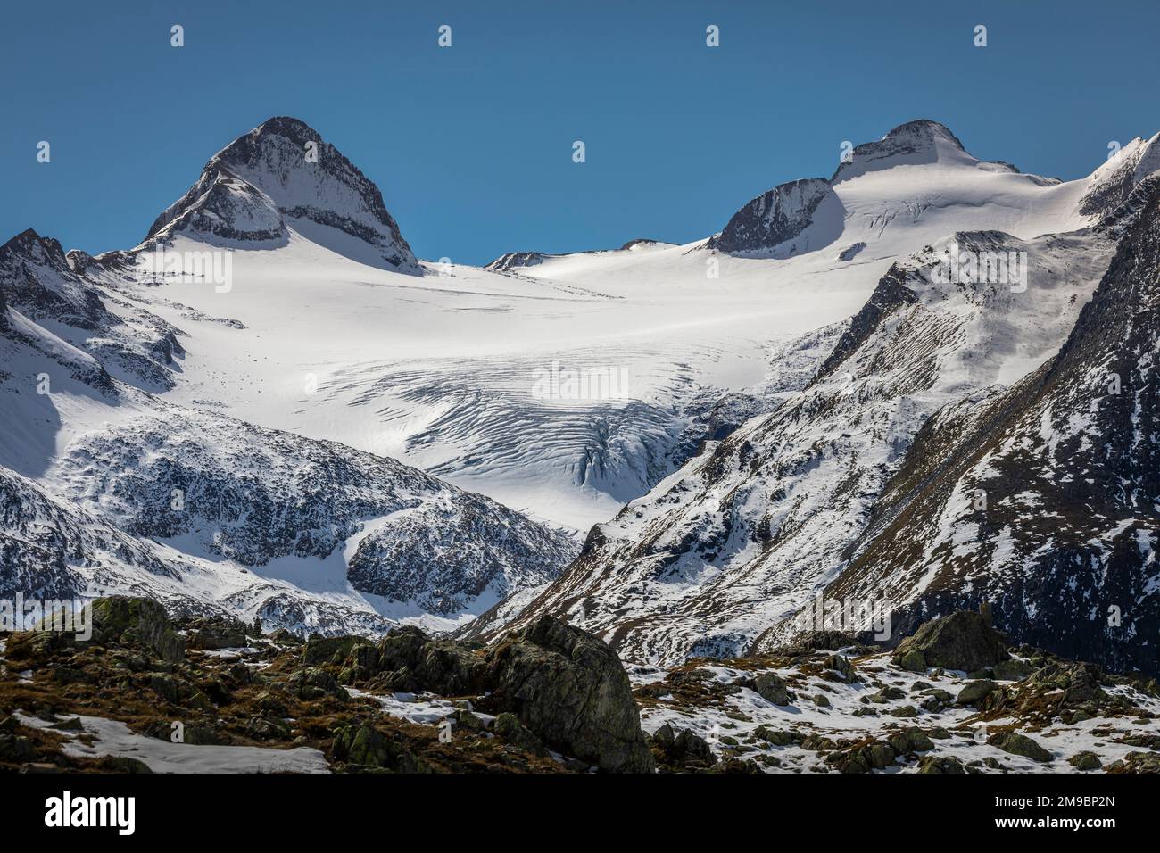 Le spettacolari alpi svizzere Bernesi, viste dal Passo di Nufenen, in Svizzera Foto Stock