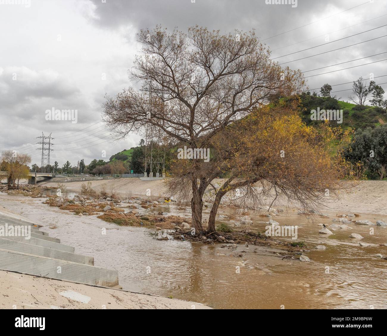 15 gennaio 2023, Los Angeles, CA, USA: La sezione Glendale Narrows del fiume LA poco prima che una tempesta di pioggia colpì Los Angeles, CA. Foto Stock