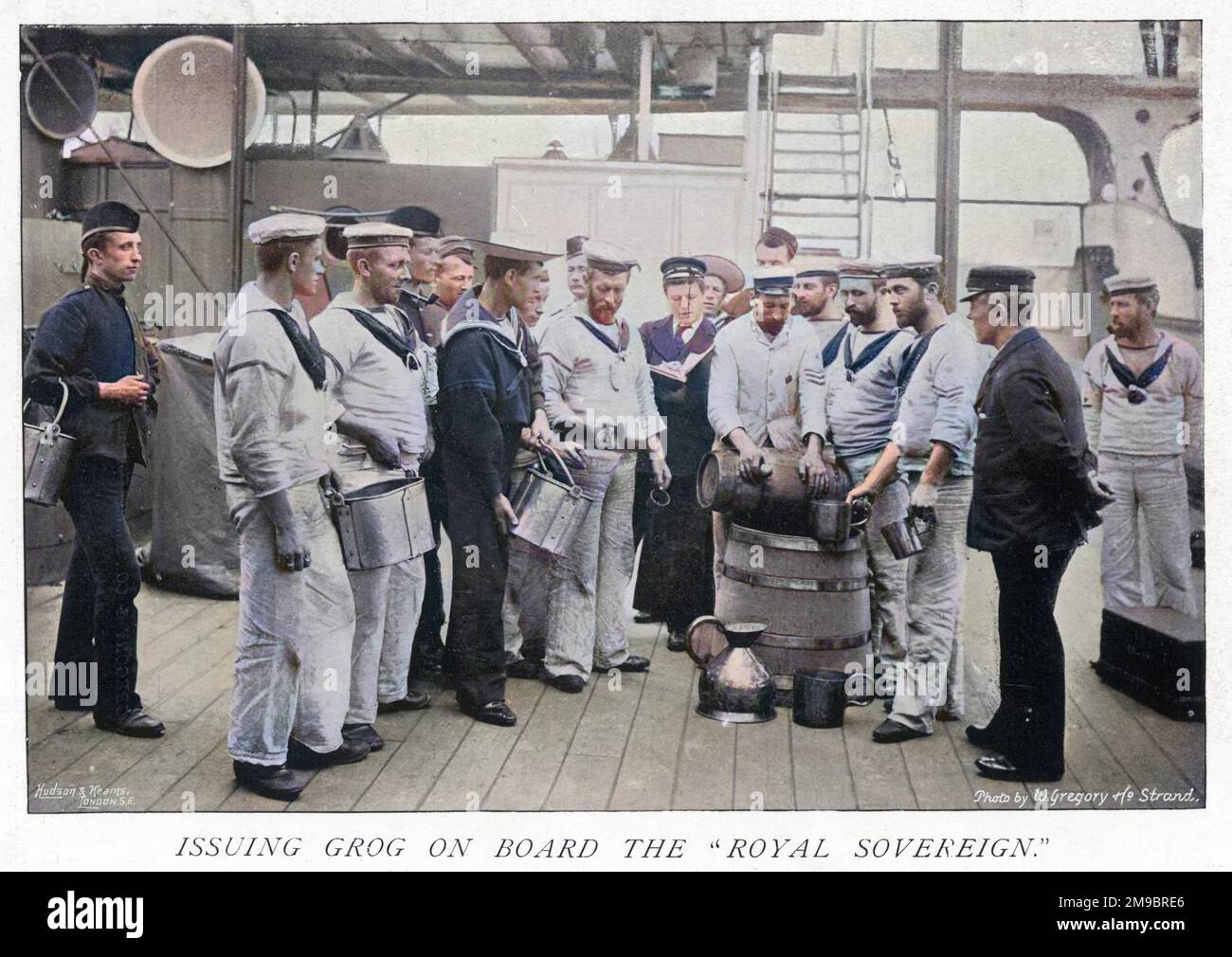 Sul ponte della nave "Royal Sovereign": I marinai vengono rilasciati con grog, una miscela di rum e acqua Foto Stock