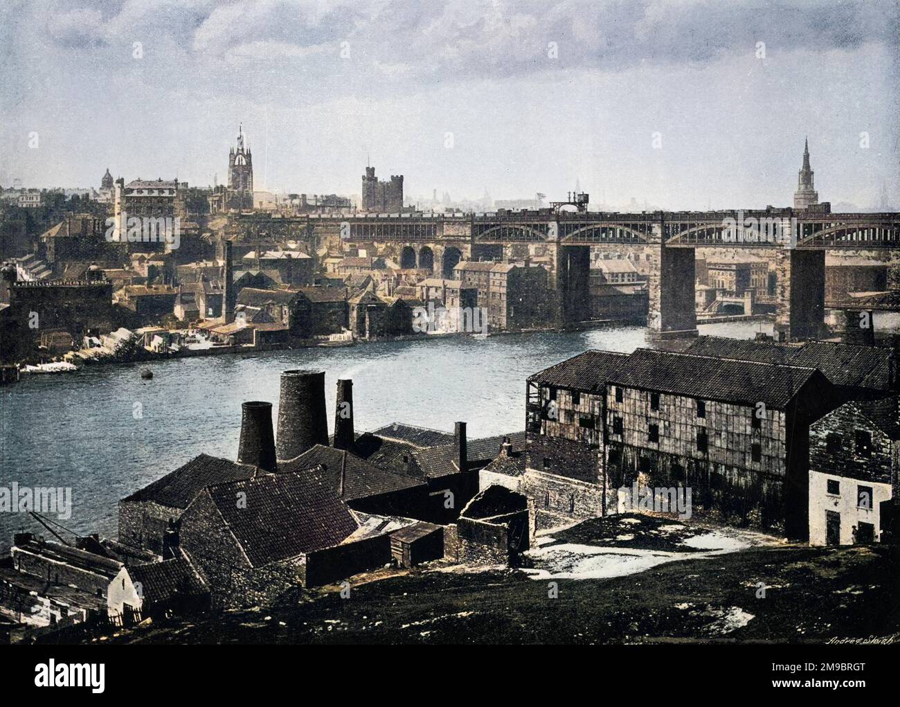 Newcastle visto attraverso il Tyne, mostrando il High Level Bridge Foto Stock