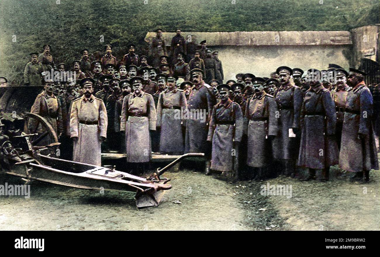 Lo zar Nicola II, imperatore di Russia, mostrò con il suo staff sul fronte orientale. Nicholas congedò il Granduca Nicholas nel 1915 e si nominò comandante in capo dell'Esercito Imperiale Russo, dimostrandosi un leader militare debole e senza direzione. Foto Stock