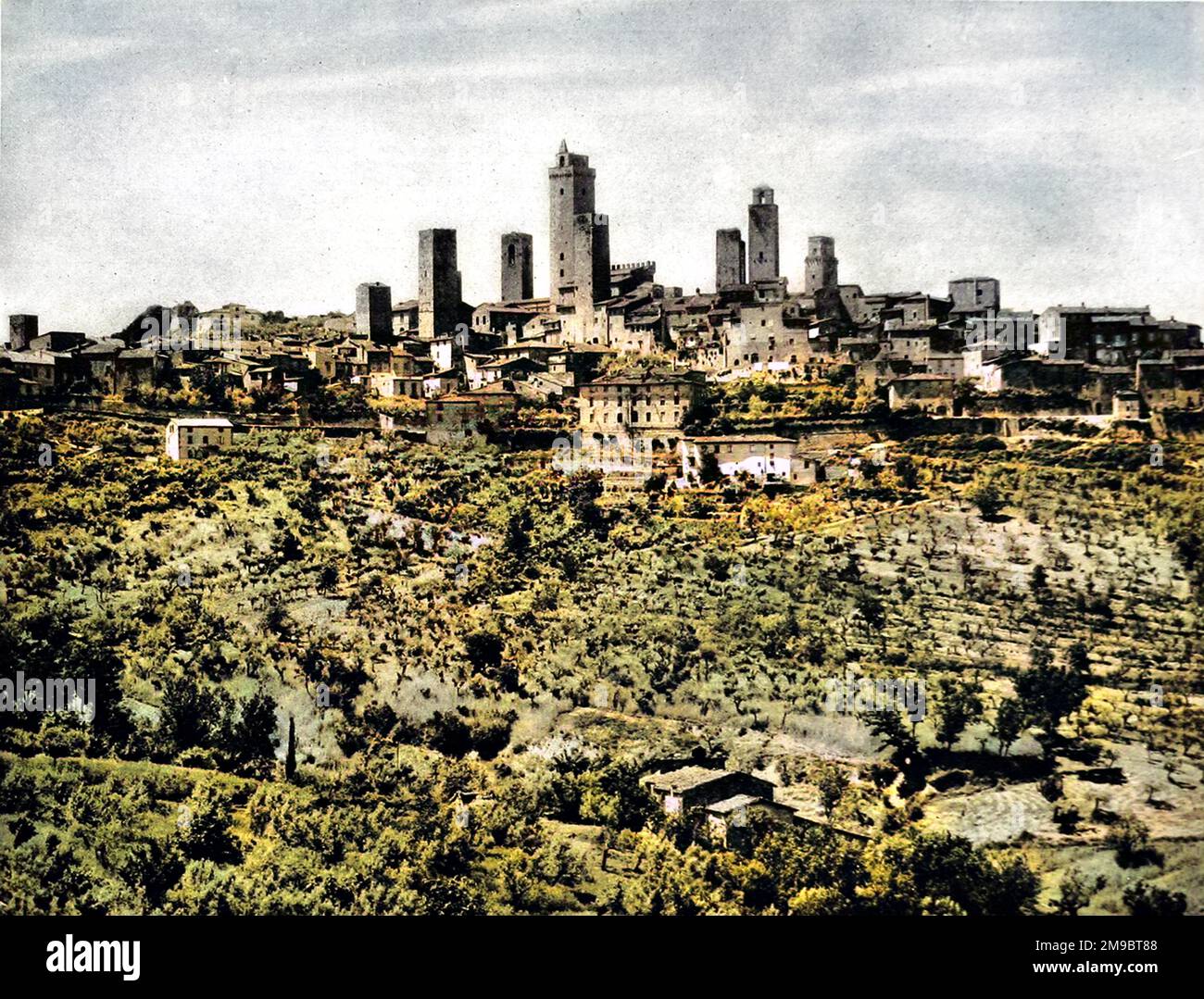 Fotografia che mostra la città collinare dell'XI secolo di San Gimignano, vicino a Siena, Italia, prima del luglio 1944. Più tardi quel mese il notiziario illustrato di Londra ha riferito che un bombardamento di artiglieria tedesca, a partire dal 13th luglio e della durata di 30 ore, aveva ridotto la città alle rovine. Foto Stock