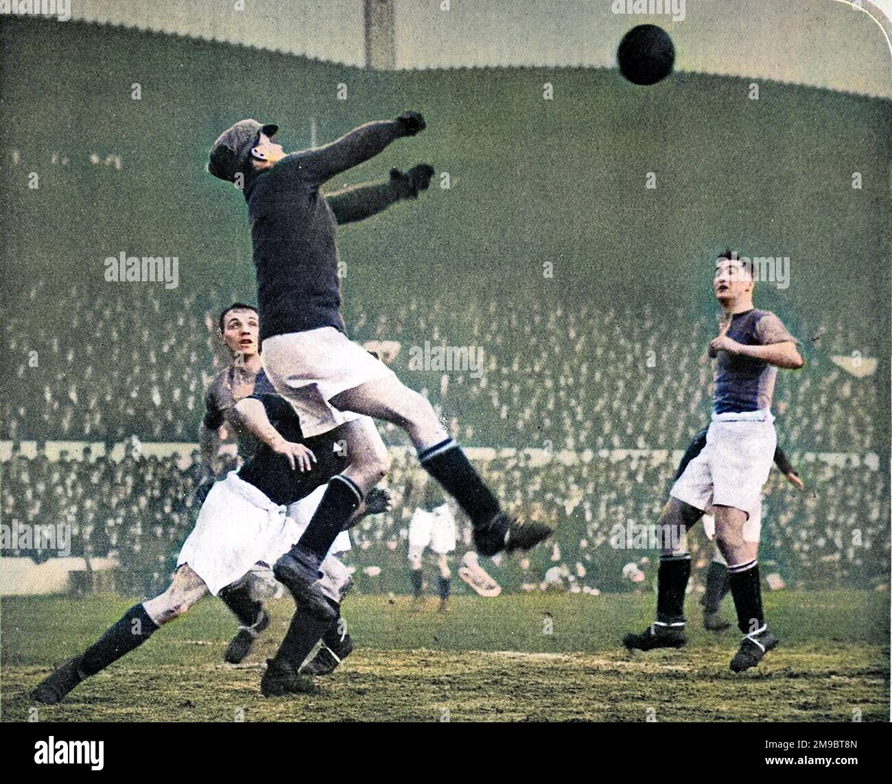 Fotografia che mostra il portiere di Mansfield Town che salta più in alto per cacciare la palla e negare un attacco Arsenale durante il F.A. Cravatta di Coppa del quarto turno ad Highbury, 26th gennaio 1929. La partita è stata vinta 2-0 dall'Arsenal. Foto Stock