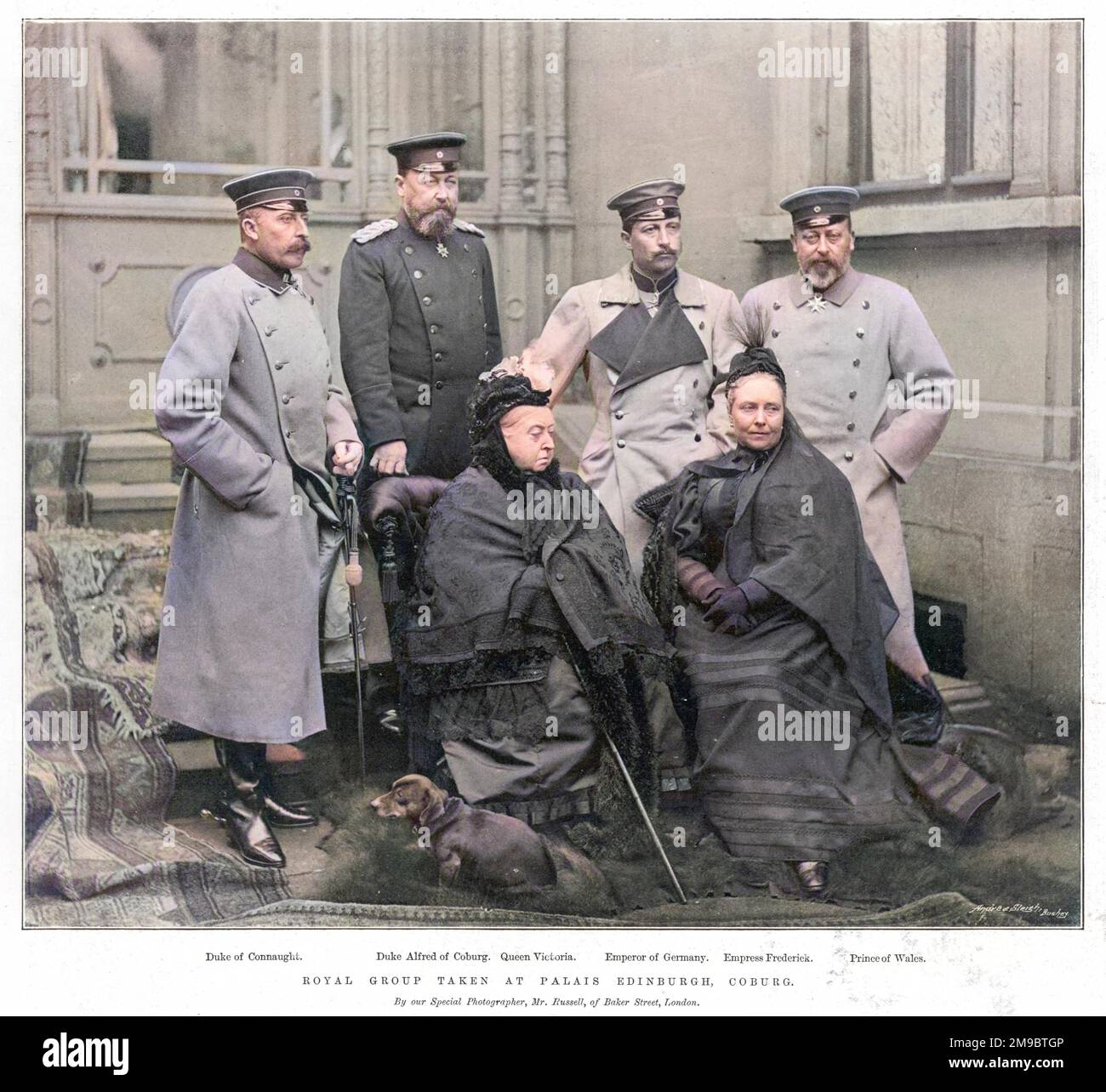 Gruppo reale preso al Palais Edinburgh, Coburg nel 1894. Da sinistra: Arthur, Duca di Connaught, Duca Alfred di Coburg, Regina Vittoria, Kaiser Wilhelm II, Imperatore di Germania, Vittoria, L'imperatrice Federico di Germania e Edoardo, Principe di Galles, successivamente Edoardo VII Foto Stock