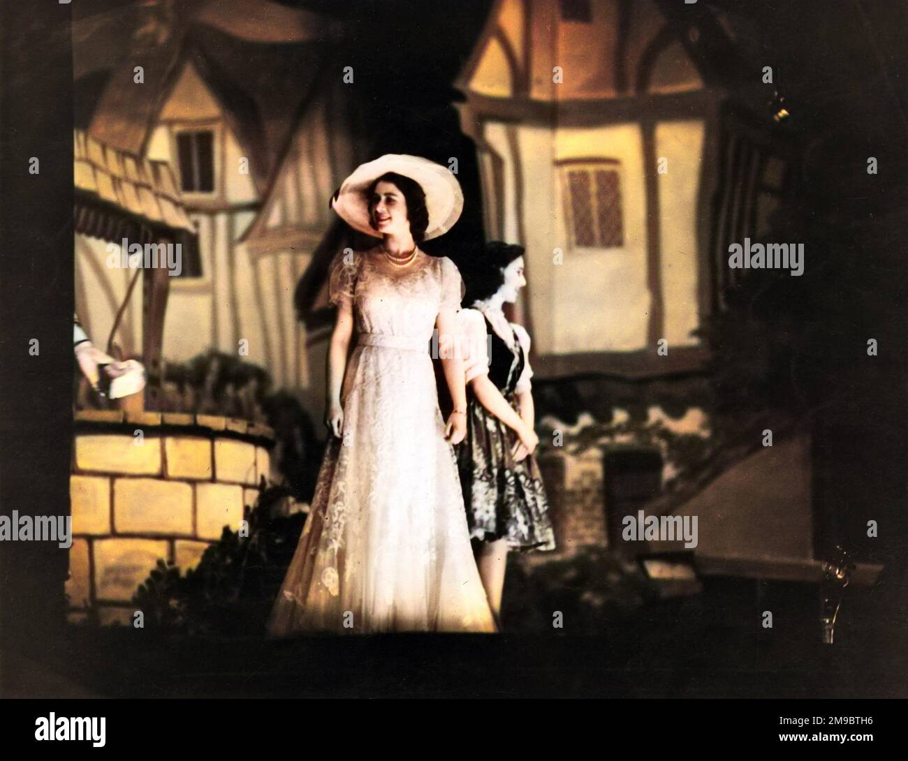Fotografia della Regina Elisabetta scattata nel 1944 quando la Principessa Elisabetta. Lei e sua sorella, la principessa Margaret si esibivano in una pantomima che era una caratteristica annuale delle celebrazioni natalizie della famiglia reale durante gli anni della guerra. Foto Stock