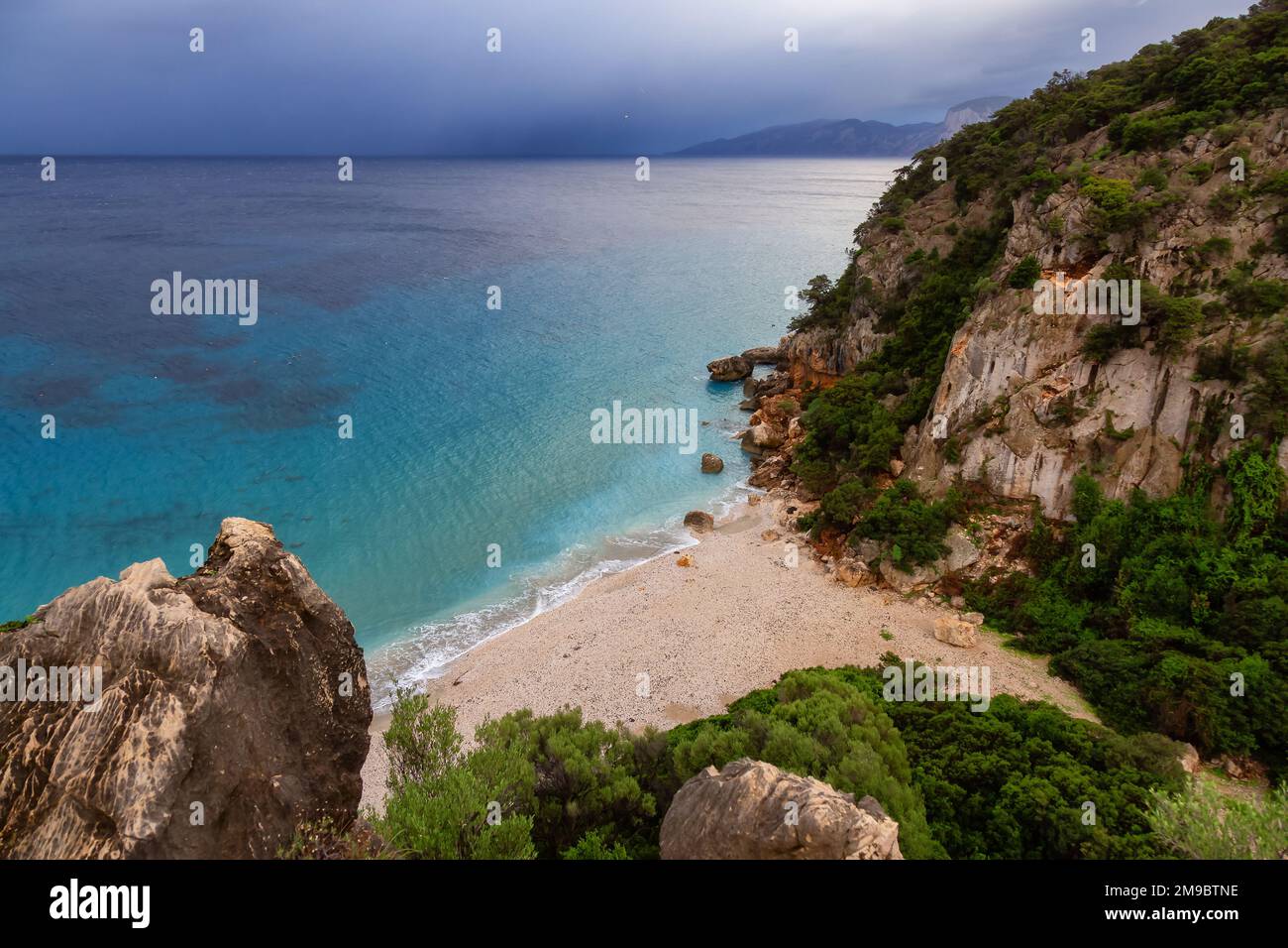 Spiaggia di sabbia su una costa rocciosa vicino Cala Gonone, Sardegna. Foto Stock