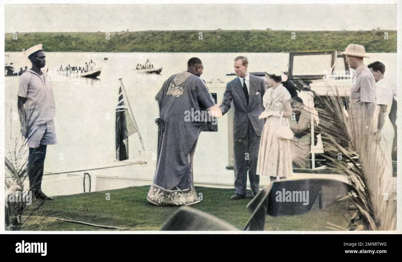 ELISABETTA II arriva con il Duca di Edimburgo che si scrolla le mani con i Mugabi di Ankole a Katunguru durante una breve visita in Uganda nel 1954. Foto Stock