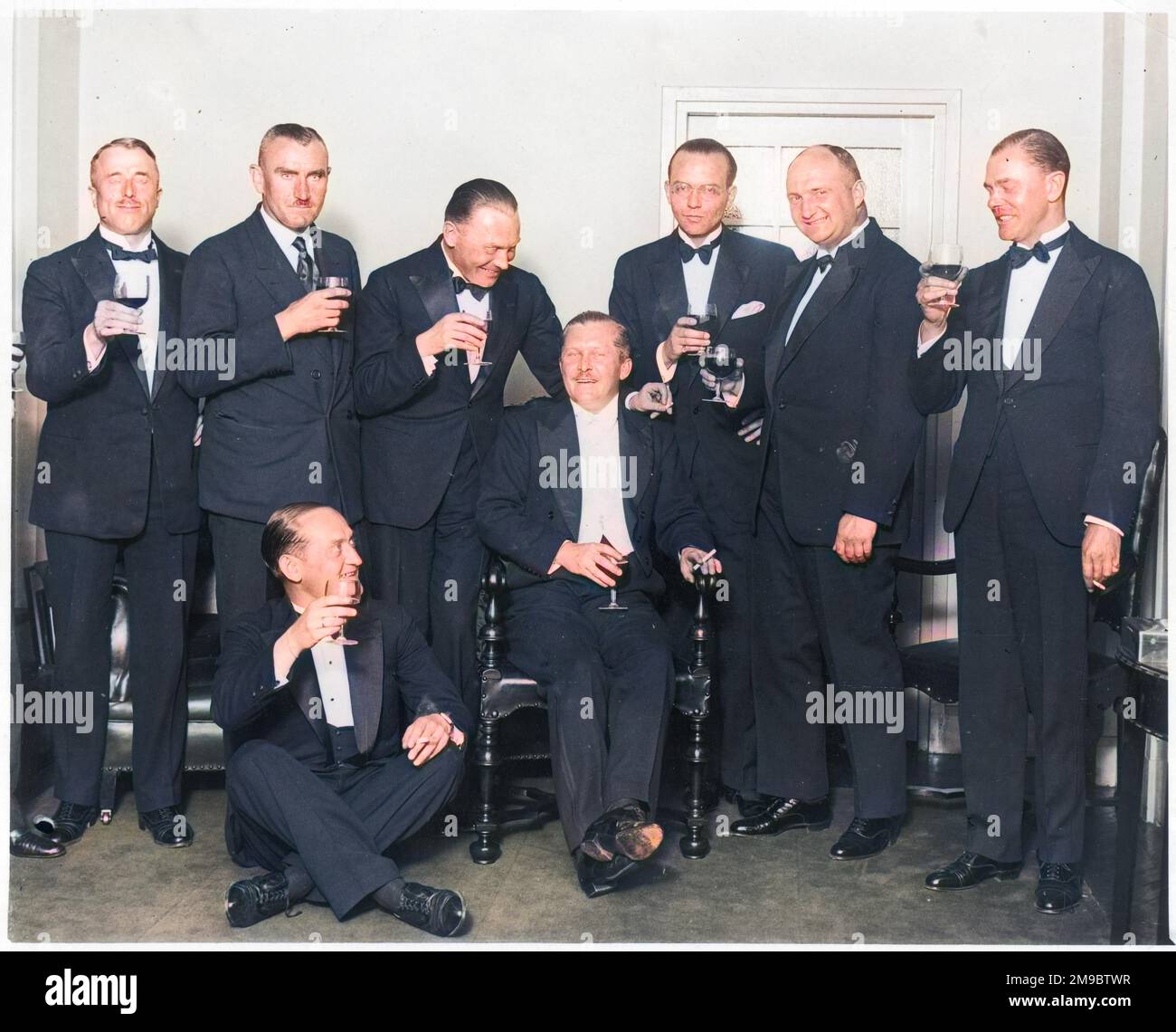 Air Marescial William Avery Bishop (1894 - 1956) VC, asso volante della prima guerra mondiale canadese, essendo tostato ad un raduno di assi aerei a Berlino dove era ospite d'onore. Viene raffigurato con diversi assi aerei tedeschi con i quali combatté duelli durante la Grande Guerra. Foto Stock