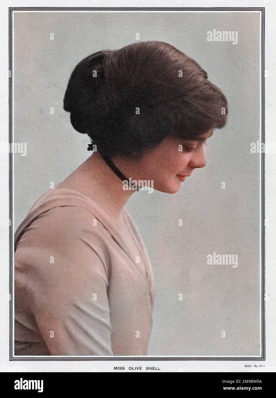 Olive Snell (1888 - 1982), artista i cui ritratti in payon e colore sono comparsi regolarmente nel Tatler e nel Bystander durante la prima metà del 20th ° secolo. Ha disegnato molte delle bellezze della società famosa del suo giorno e ha tenuto una mostra di successo del suo lavoro nell'ottobre 1910. Foto Stock