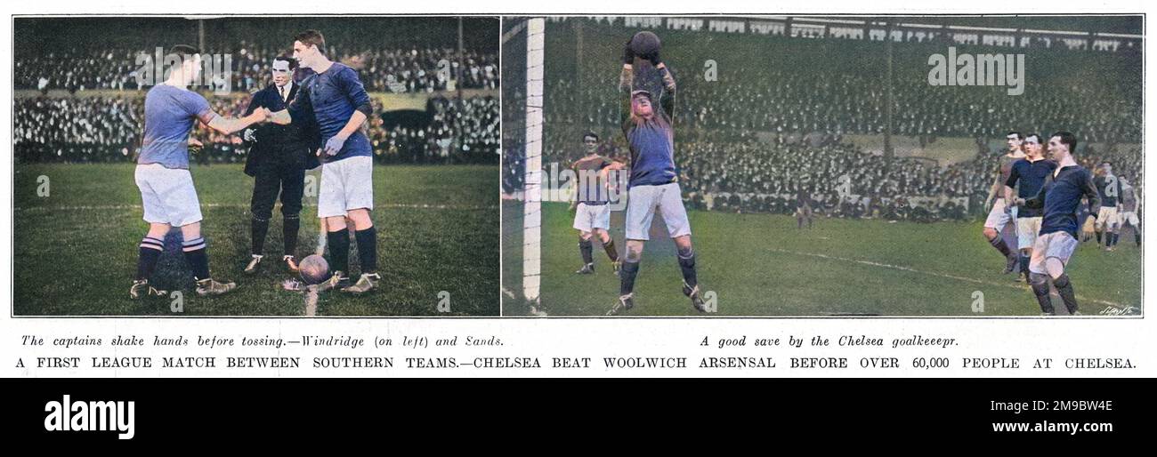 La prima partita di Football League tra due squadre della metà meridionale dell'Inghilterra. Due anni dopo la loro fondazione, il Chelsea FC ospita il Woolwich Arsenal di fronte a oltre 60.000 spettatori a Stamford Bridge e vince 2 - 1. A sinistra, i due capitani, WIndridge e Sands, stringono le mani. Sulla destra, il portiere di Chelsea fa un salvataggio. Foto Stock
