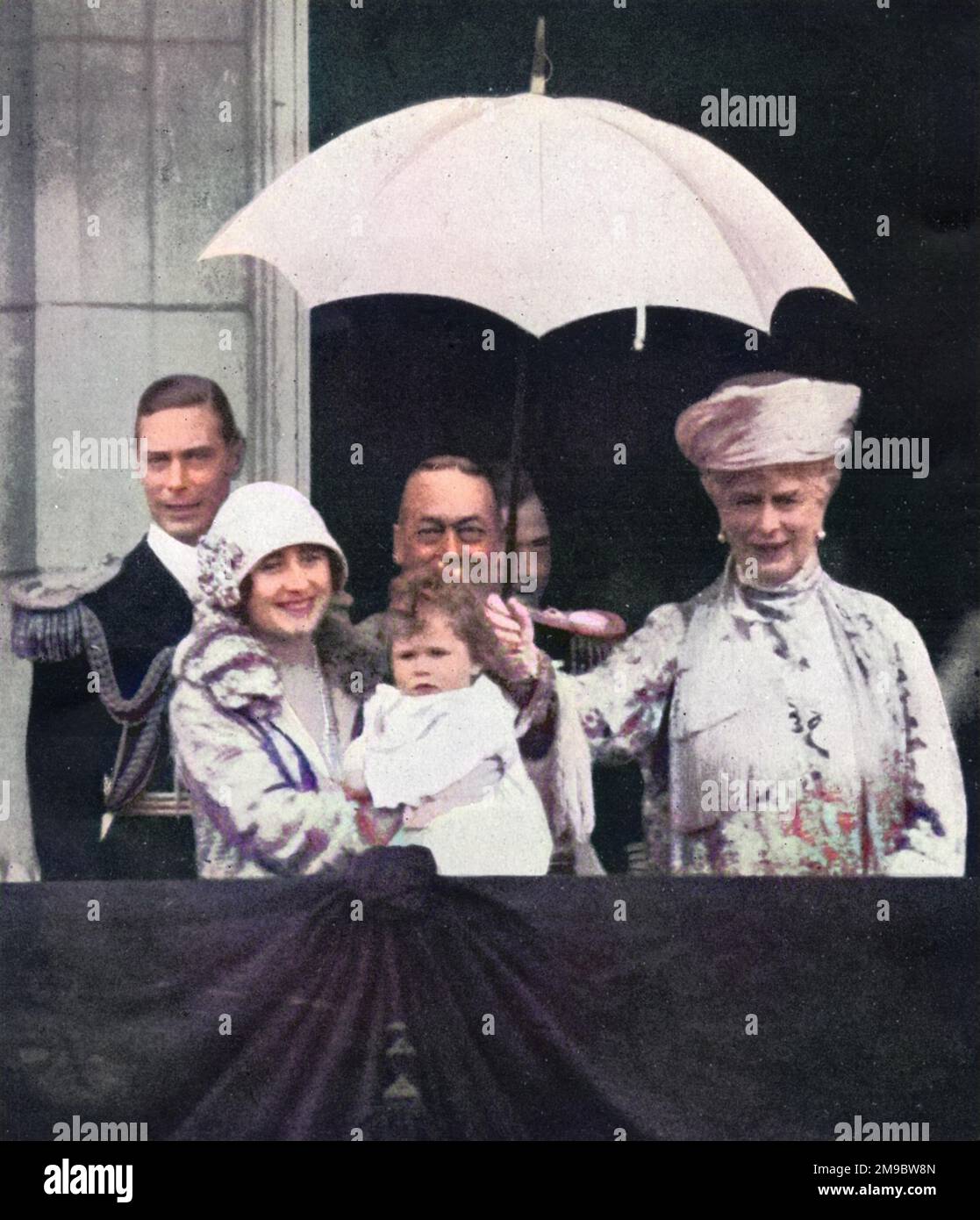 Il re e la regina e duca e duchessa di York, con la piccola principessa Elisabetta, ondeggia a folle dal balcone di Buckingham Palace. La regina Maria tiene un ombrello sopra il bambino. Foto Stock