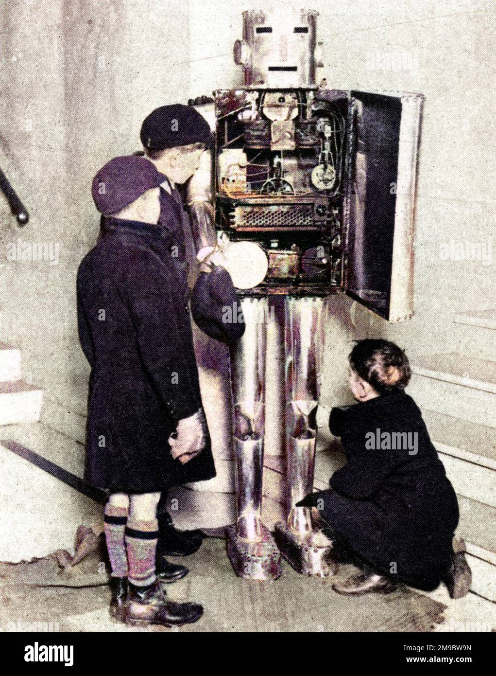 Un robot fisiologico alla mostra degli studenti a Londra, 1929. Progettato per mostrare come funzionano gli organi del corpo, qui tre giovani visitatori prendono grande interesse per i suoi interni. Foto Stock