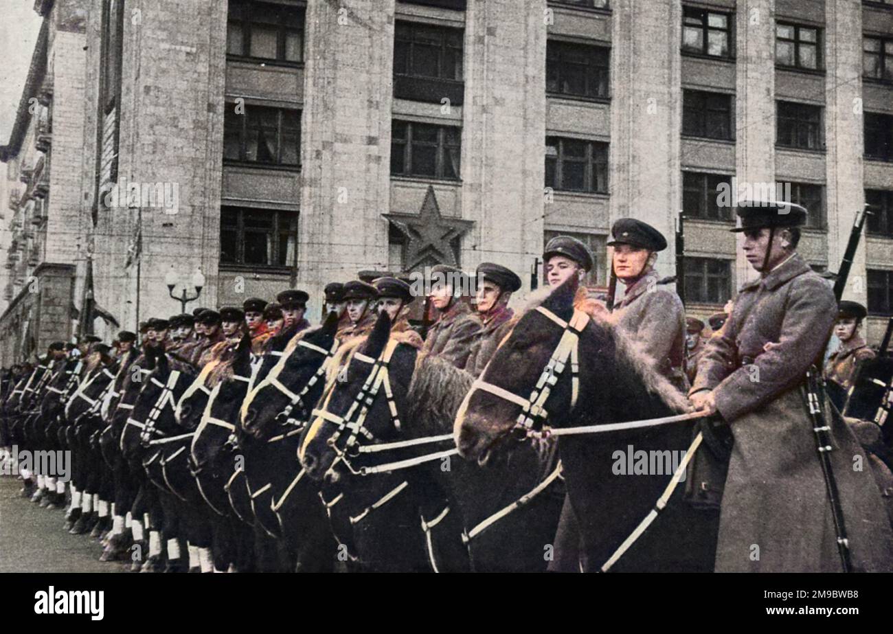 Seguendo la tradizione cosack dei tempi della Russia zarista, l'esercito sovietico nel 1939 mantenne ancora un forte braccio di cavalleria. Questo reggimento, allineato in Piazza Rossa, Mosca è elegantemente risvoltato. Foto Stock