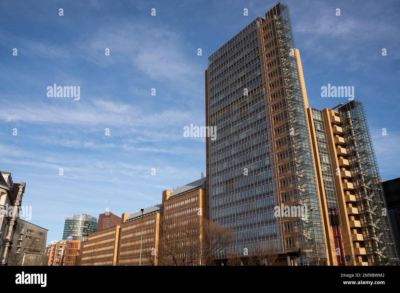 16.01.2023, Berlino, Germania, Europa - Vista della Torre dell'atrio di Berlino (ex debis-Haus), un edificio alto di uffici vicino a Potsdamer Platz. Foto Stock