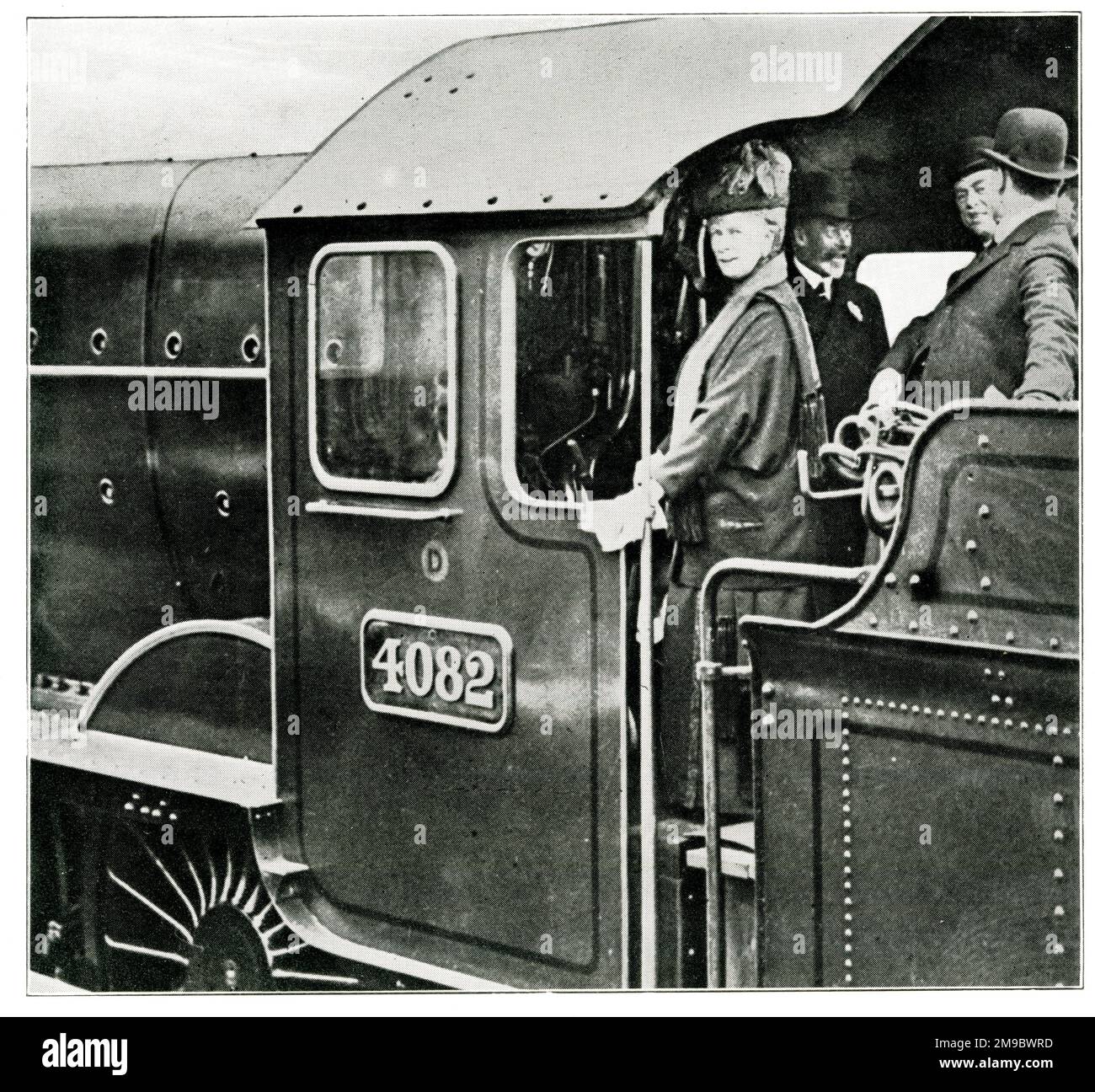 Re Giorgio V e la Regina Maria a bordo della locomotiva GWR Windsor Castle a Swindon, aprile 1924 Foto Stock