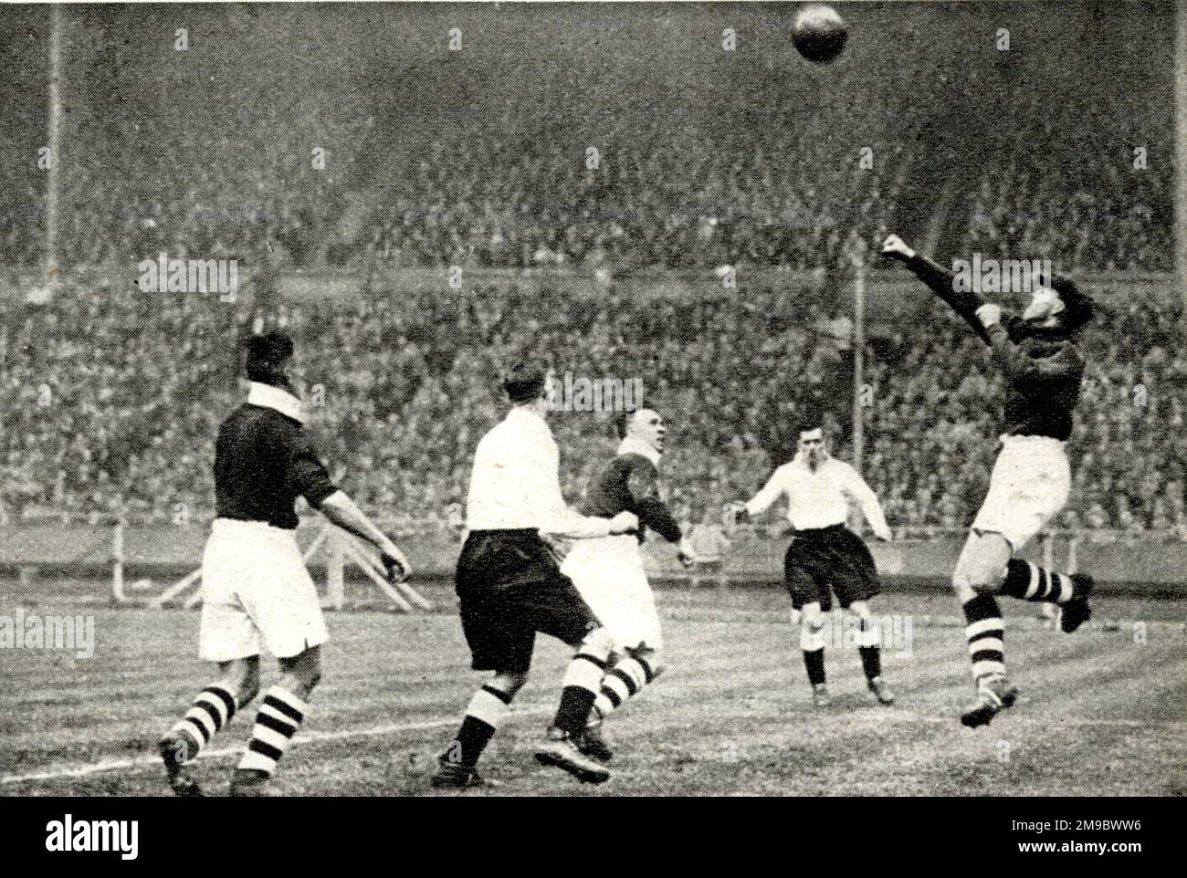 Fa Cup Final 1934 - Swift, portiere di Manchester City, pugna in chiaro contro Portsmouth Foto Stock