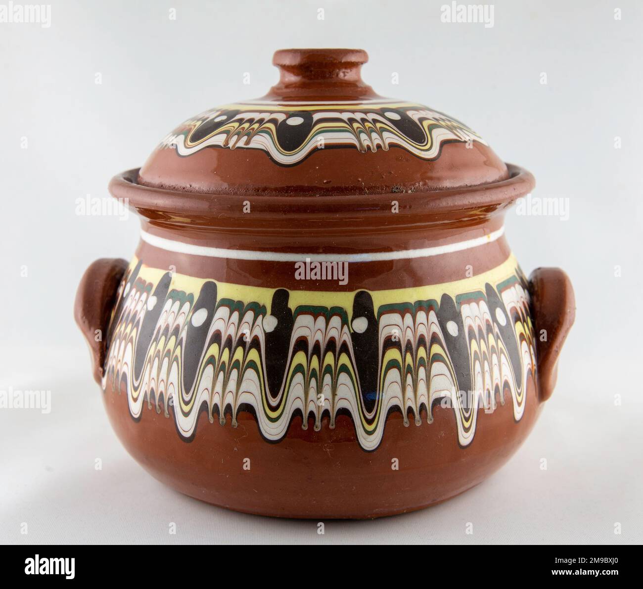Ceramica bulgara - un piatto in stile nazionale Foto Stock