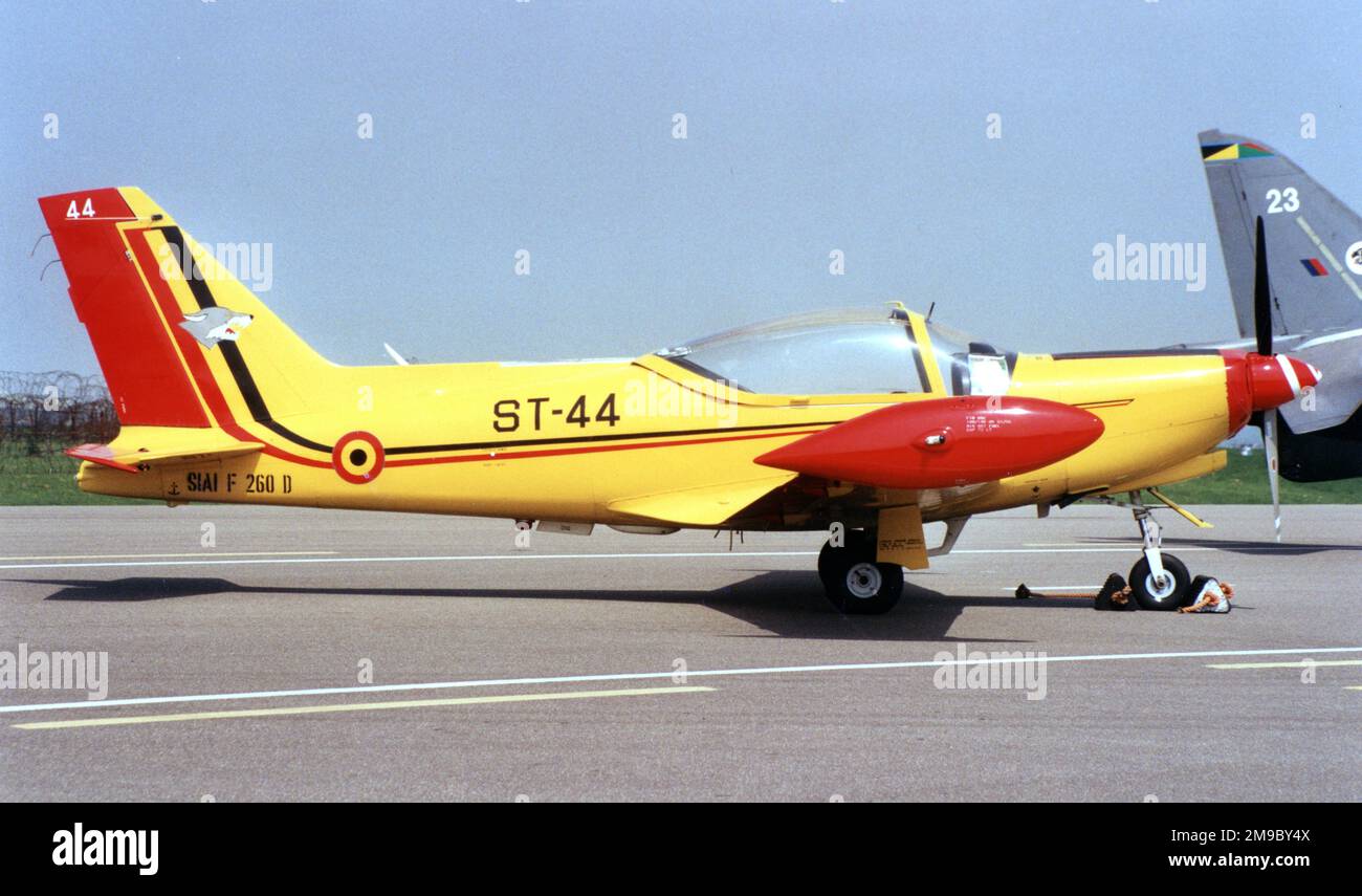 Force eyrienne belge - Siai-Marchetti SF.260D ST-44, (msn 844), di 5 SM 1 Wing, al RAF Brize Norton il 6 maggio 2000. (Force Aerienne Belge - Belgische Luchtmacht - Belgian Air Force). Foto Stock