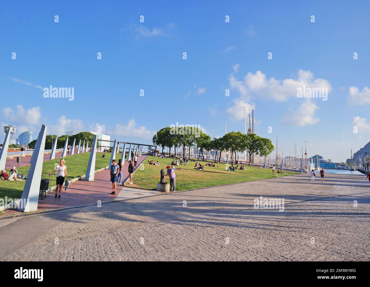 Barcellona, Spagna, maggio. 2020: Placa de l'lctineo questo spazio pubblico verde inclinato situato all'interno di Port Vell Foto Stock