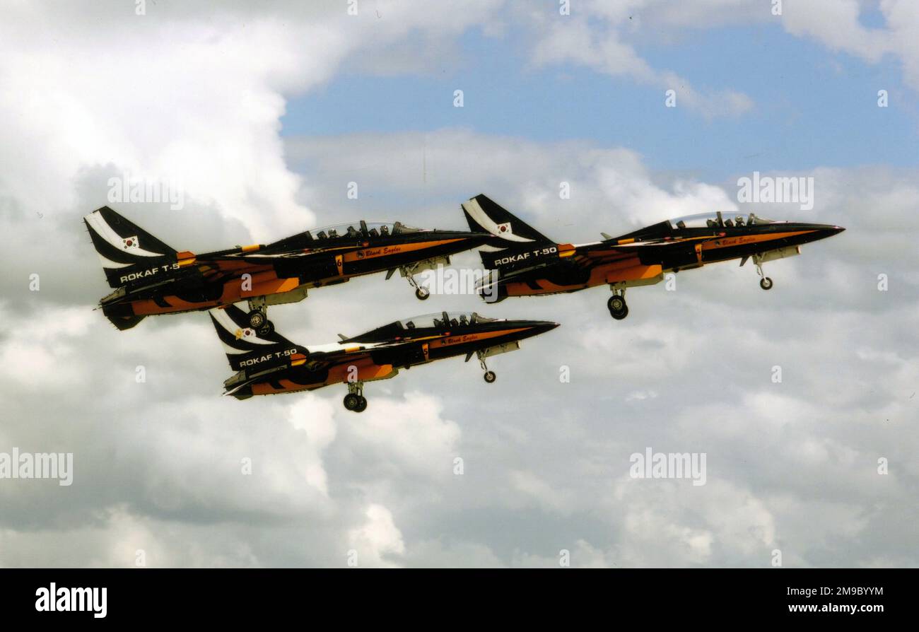 Forze aeree della Repubblica di Corea - KAI T-50B Golden Eagles '4', '5' e '6', di 239 Squadrone Aerobatico 'Black Eagles', in un'esposizione aerea del Regno Unito nel giugno-luglio 2012. (10-0052 - KA-052, 10-0054 - KA-054 and10-0051 - KA-051 rispettivamente) Foto Stock