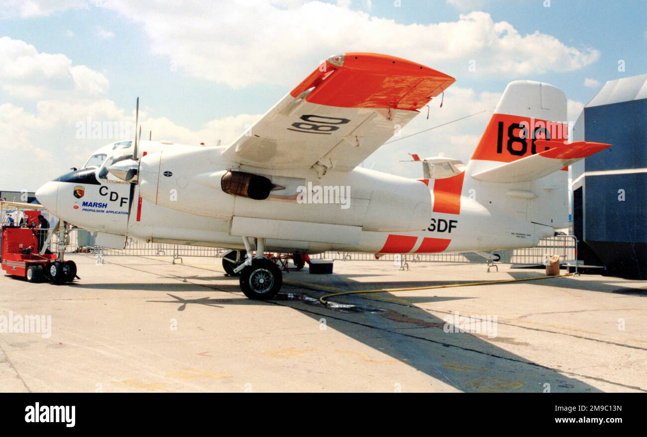 Marsh Aviation S-2F3AT Turbo N613MA - CDF no 180 (msn 522. Ex BuAer 136613), del Dipartimento della silvicoltura e della protezione antincendio della California (CAL FIRE) presso lo stabilimento della Marsh Aviation a Falcon Field, Mesa, Arizona. Foto Stock