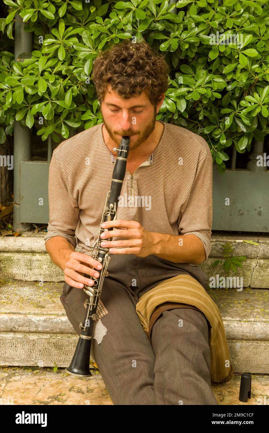 Suonatore di clarinetto seduto su gradini a Venezia, Italia Foto Stock