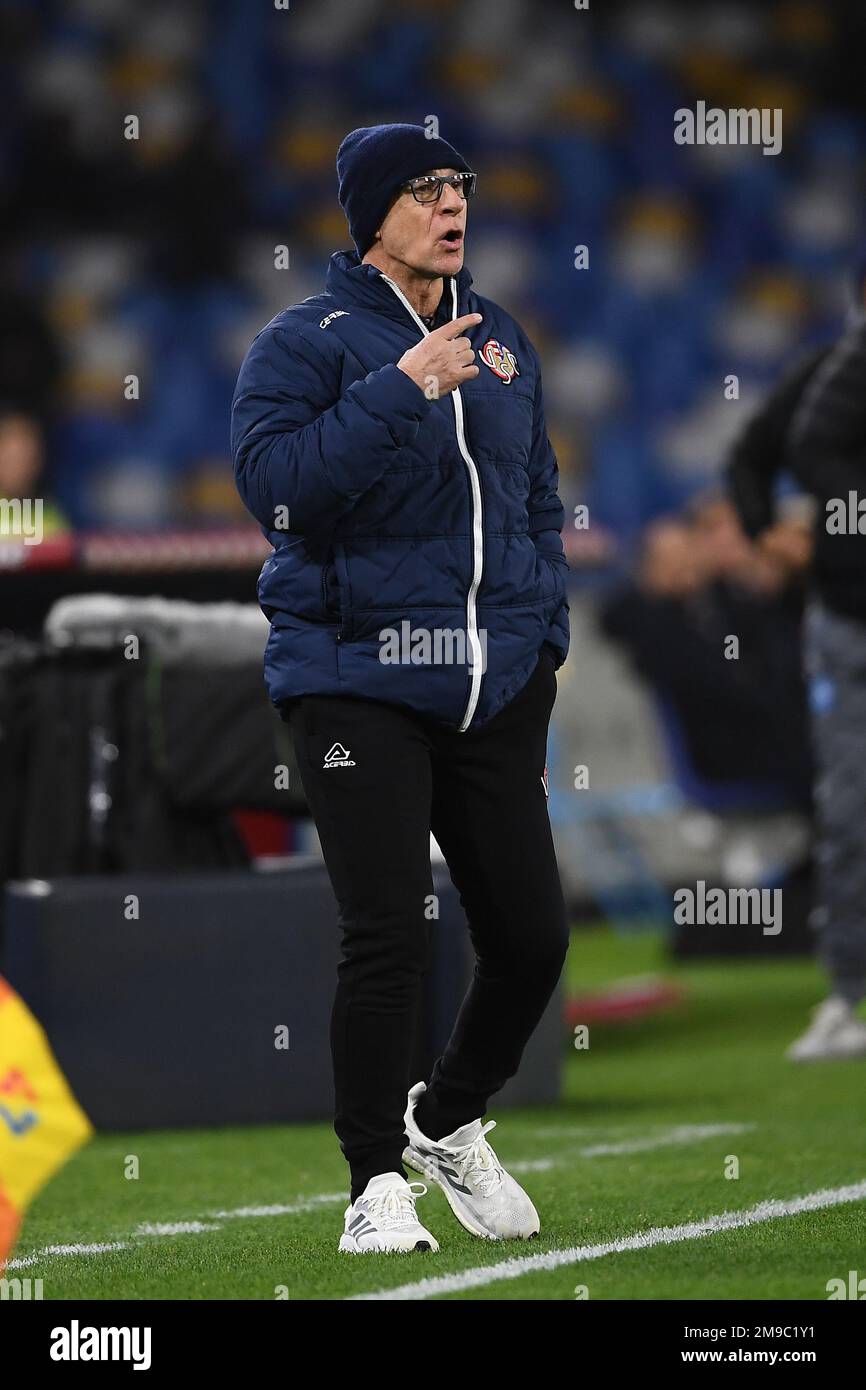 Napoli, Italia. 17th Jan, 2023. NAPOLI, ITALIA - GENNAIO 17: Davide Ballardini allenatore di US Cremonese in azione durante il round della Coppa Italia tra SSC Napoli e US Cremonese allo Stadio Diego Armando Maradona, Napoli, Italia il 17 Gennaio 2023. Credit: Nicola Ianuale/Alamy Live News Foto Stock