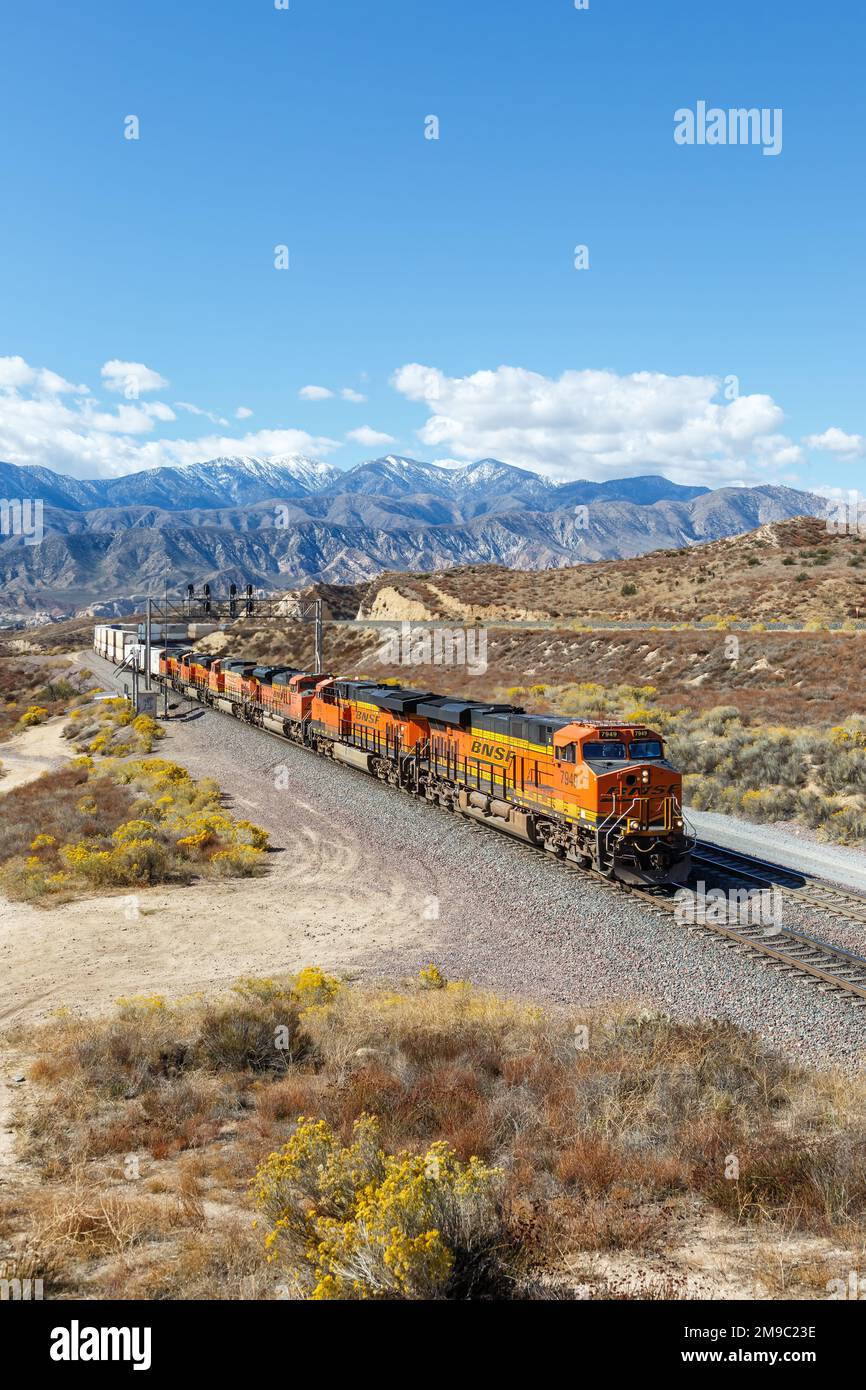 Los Angeles, Stati Uniti - 3 novembre 2022: BNSF Railway treno ritratto formato a Cajon Pass vicino a Los Angeles, Stati Uniti. Foto Stock