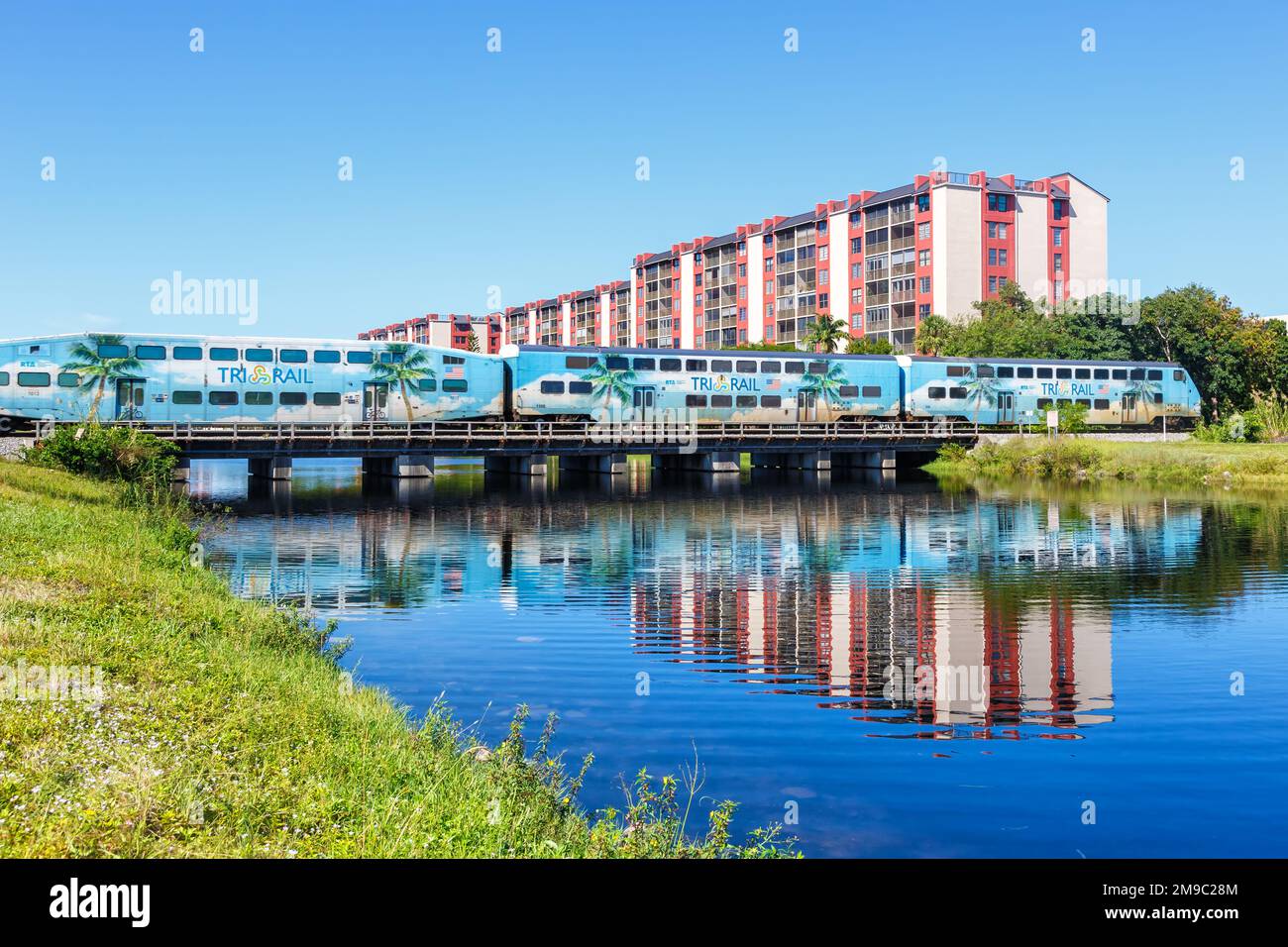 Fort Lauderdale, Stati Uniti - 13 novembre 2022: Treno ferroviario tri-Rail per pendolari a Fort Lauderdale, Florida, Stati Uniti. Foto Stock
