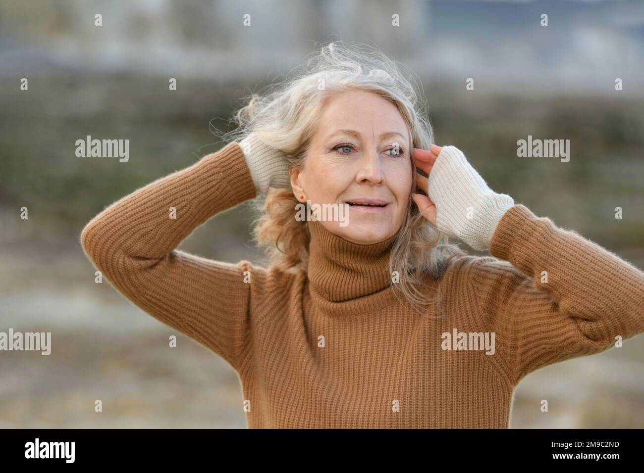 Ritratto di una donna cinquantenne con un sorriso bianco-neve Foto Stock