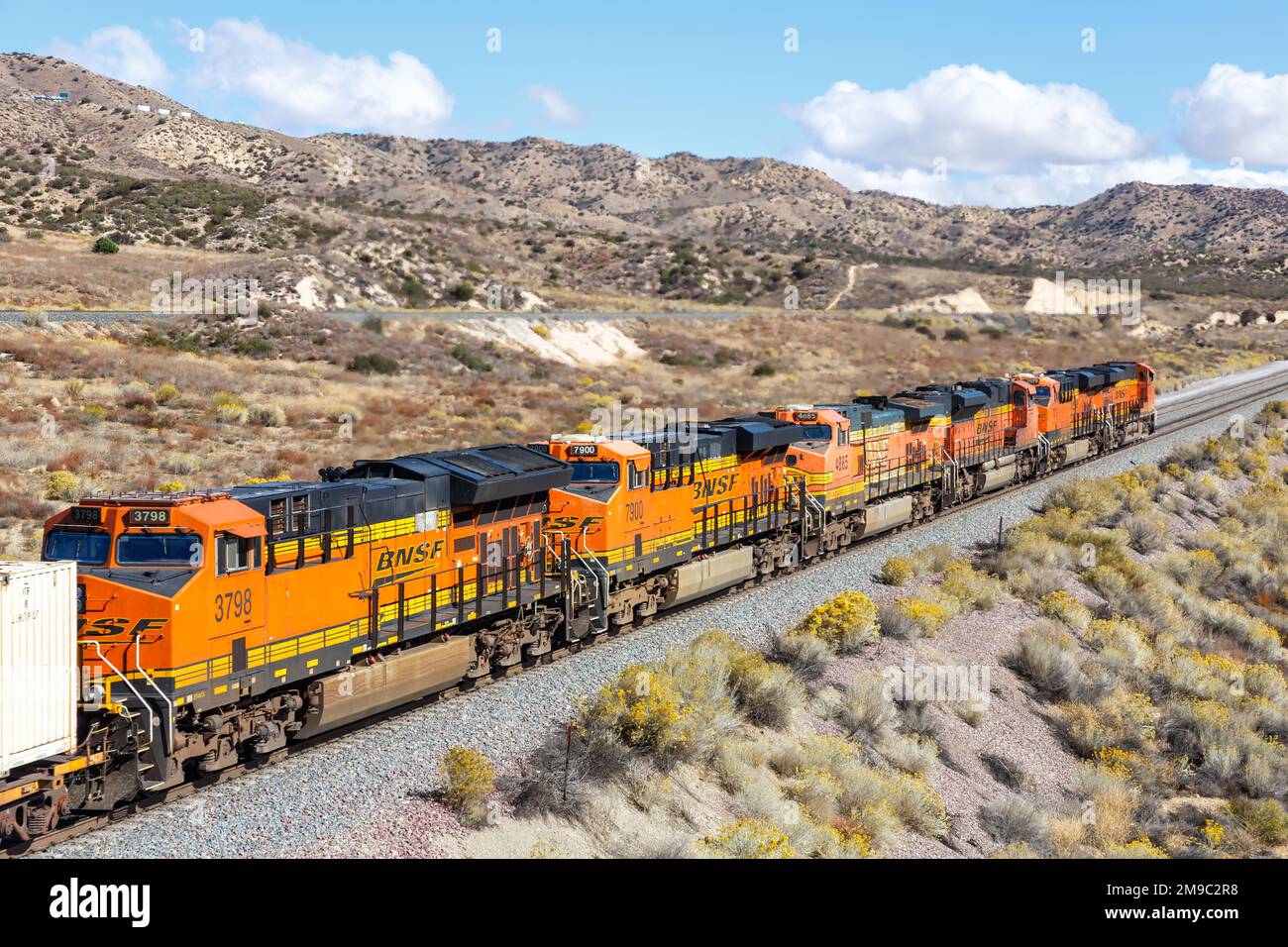 Los Angeles, Stati Uniti - 3 novembre 2022: Treno ferroviario BNSF a Cajon Pass vicino a Los Angeles, Stati Uniti. Foto Stock